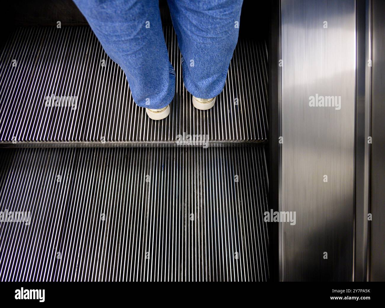 Londres, Royaume-Uni. Pieds sur un escalier roulant dans une station de métro Banque D'Images