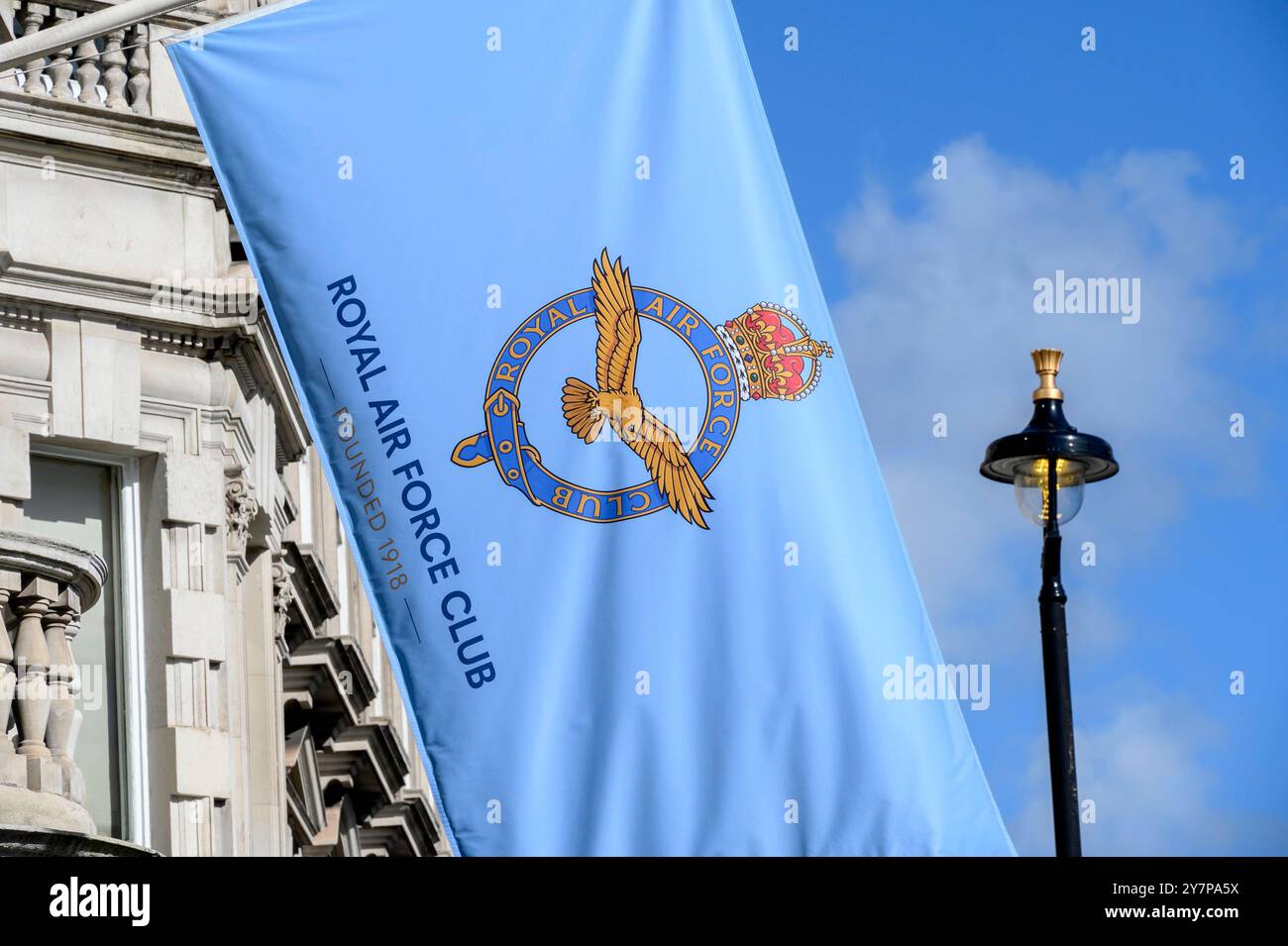 Londres, Royaume-Uni. Drapeau du club de la Royal Air Force au 128 Piccadilly Banque D'Images