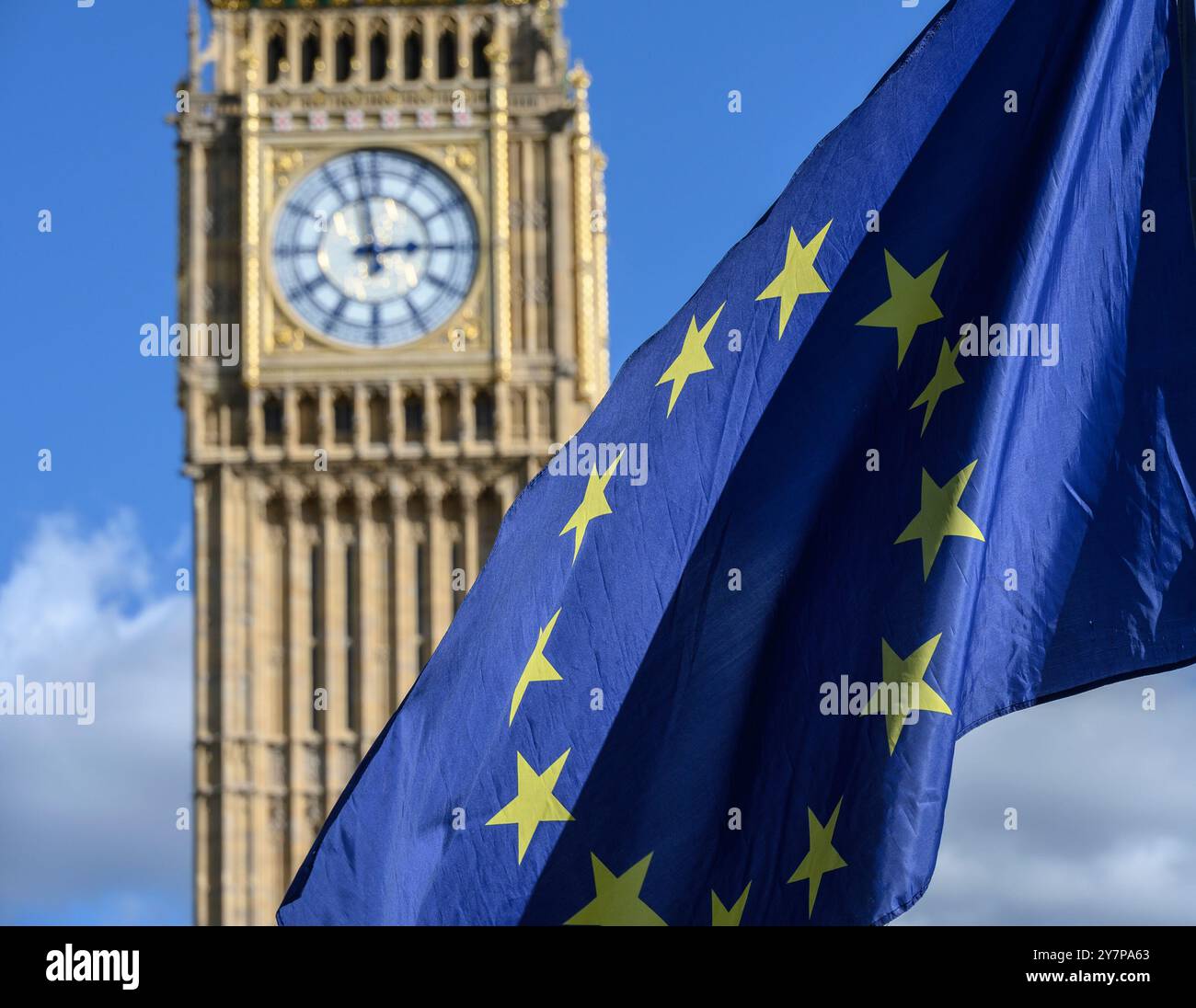 Londres, Royaume-Uni. Drapeau de l'UE flottant devant Big Ben sur la place du Parlement Banque D'Images