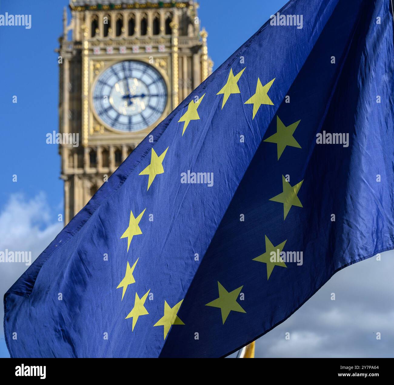 Londres, Royaume-Uni. Drapeau de l'UE flottant devant Big Ben sur la place du Parlement Banque D'Images
