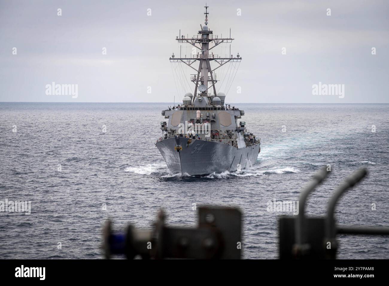 Le destroyer de missiles guidés de classe Arleigh-Burke USS Curtis Wilbur (DDG 54) s'approche du porte-avions USS Nimitz (CVN 68) pour un replen connecté Banque D'Images