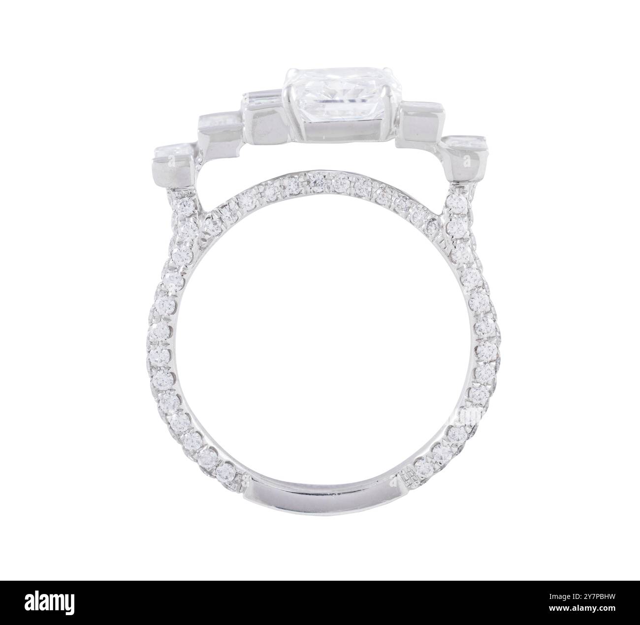 Une image de haute qualité d'une bague en diamant avec des détails complexes sur un fond blanc. Banque D'Images Une image de haute qualité d'une bague en diamant avec des détails complexes sur un fond blanc. Banque D'Images
