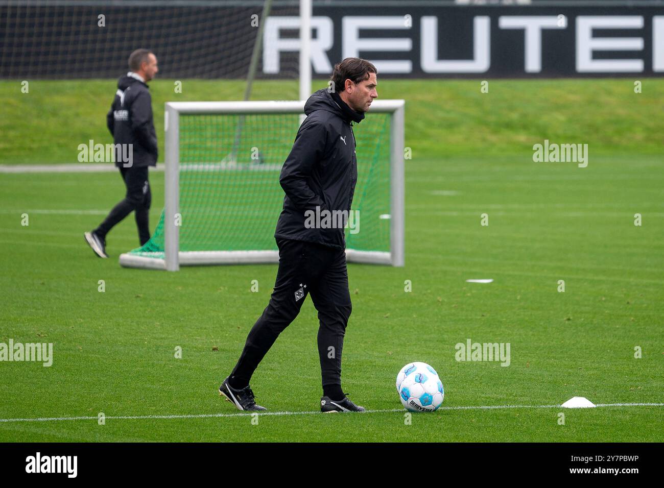 01.10.2024, Fussball : 1. Bundesliga, saison 2024/2025, öffentliches Training, Borussia Mönchengladbach auf dem Trainingsgelände am Borussia Park in Mönchengladbach. Gerardo Seoane (Borussia Moenchengladbach, entraîneur) AM Ball. Foto : Kirchner-Media/TH Banque D'Images