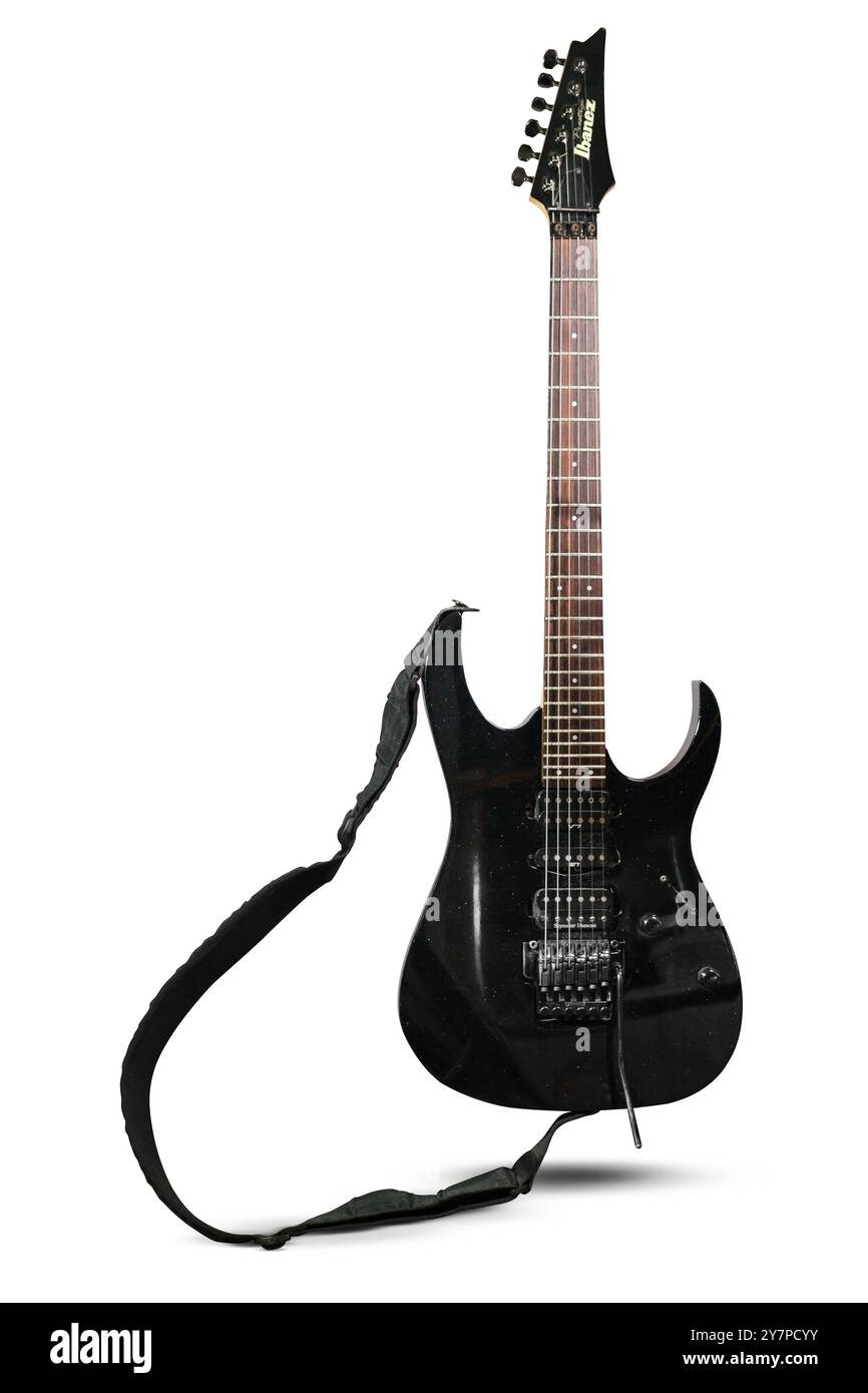 Izmir, Turquie - 20 juin 2024 : vue de face d'une guitare électrique Ibanez Prestige photographiée sur fond blanc, avec son corps noir élégant, le bois Banque D'Images