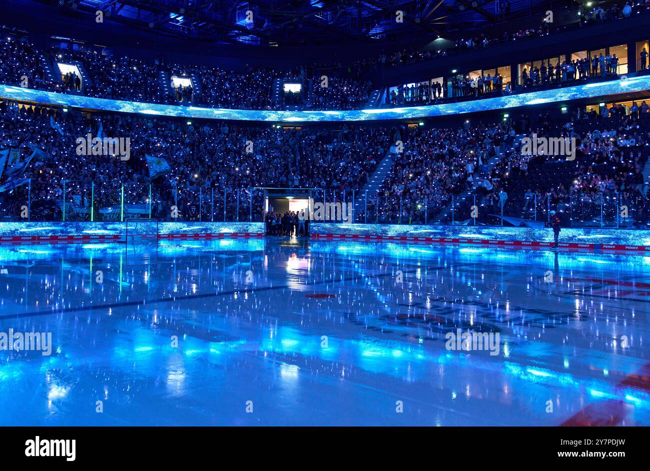 Munich, Allemagne. 27 septembre 2024. SAP Garden avec effets de lumière dans le match amical du Global Series Challenge EHC RB MUENCHEN - BUFFALO SABRES 0-5 au SAP Garden à Munich, Allemagne, le 27 septembre 2024. Saison 2024/2025, Journée x, photographe : ddp images/STAR-images crédit : ddp Media GmbH/Alamy Live News Banque D'Images