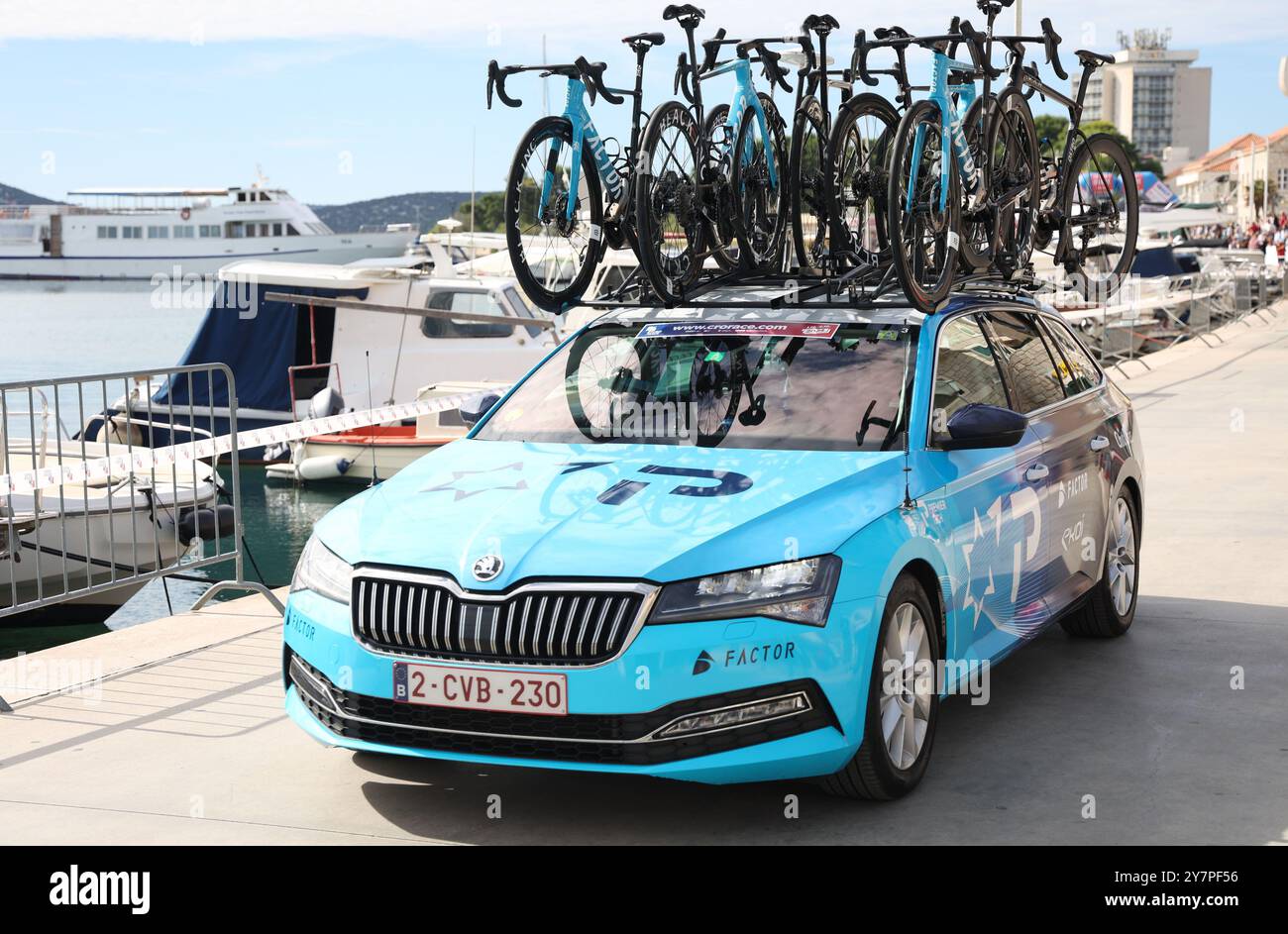 Vodice, Croatie. 1er octobre 2024. Voitures de soutien passant par Vodice au départ de la 9ème Cro Race 2024, étape 1 a 162, étape de 5 km de Vodice à Sinj le 1er octobre 2024 à Vodice, Croatie. Photo : Dusko Jaramaz/Pixsell crédit : Pixsell/Alamy Live News Banque D'Images