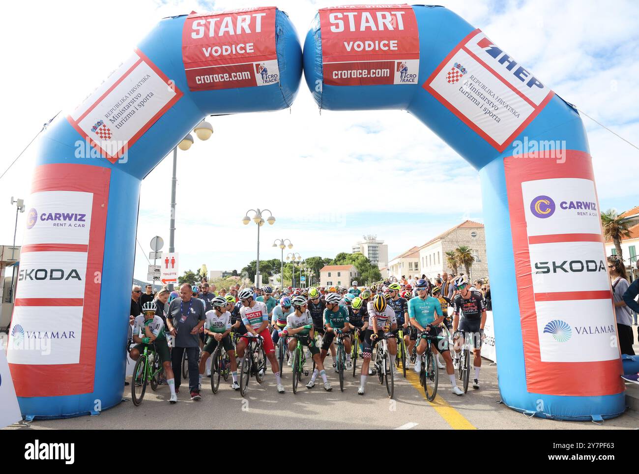 Vodice, Croatie. 1er octobre 2024. Les cyclistes s’alignent avant le début de la compétition lors de la 9ème Cro Race 2024, étape 1 a 162, étape de 5 km de Vodice à Sinj le 1er octobre 2024 à Vodice, Croatie. Photo : Dusko Jaramaz/Pixsell crédit : Pixsell/Alamy Live News Banque D'Images