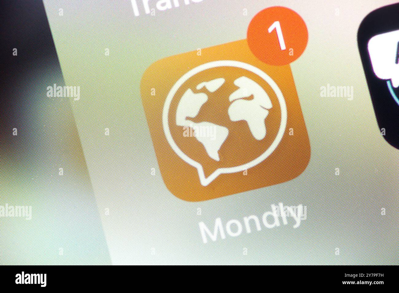 OSTRAVA, TCHÉQUIE - 27 JUILLET 2024 : logo de l'application mobile d'apprentissage des langues Mondly sur smartphone iOS Banque D'Images