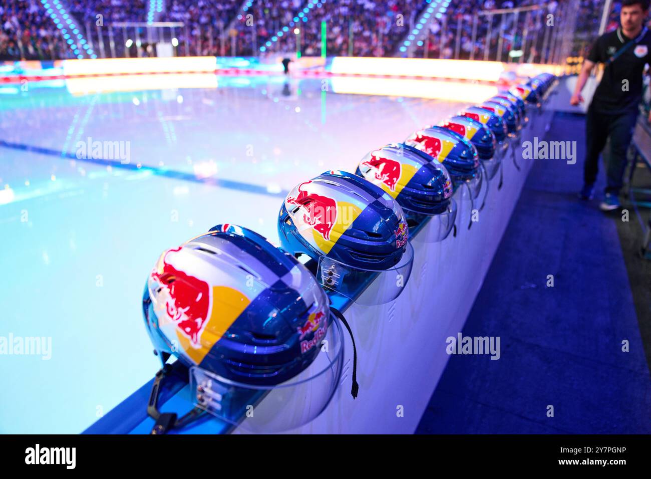 Symbol Casques dans le match amical du Global Series Challenge EHC RB MUENCHEN - BUFFALO SABRES 0-5 au SAP Garden à Munich, Allemagne, le 27 septembre 2024. Saison 2024/2025, journée x, photographe : Peter Schatz Banque D'Images