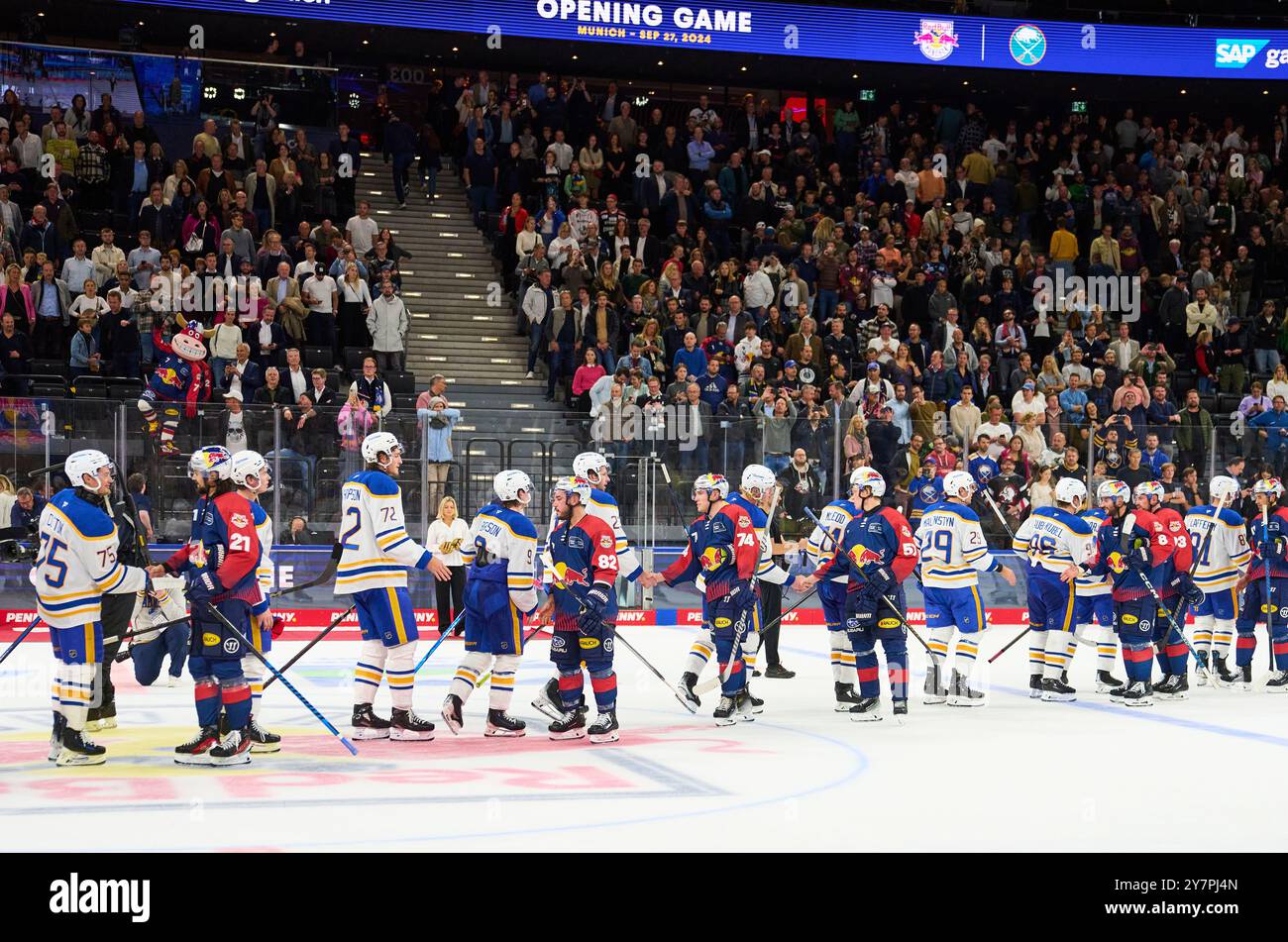 Les équipes disent au revoir dans le match amical du Global Series Challenge EHC RB MUENCHEN - BUFFALO SABRES 0-5 au SAP Garden à Munich, Allemagne, le 27 septembre 2024. Saison 2024/2025, journée x, photographe : Peter Schatz Banque D'Images