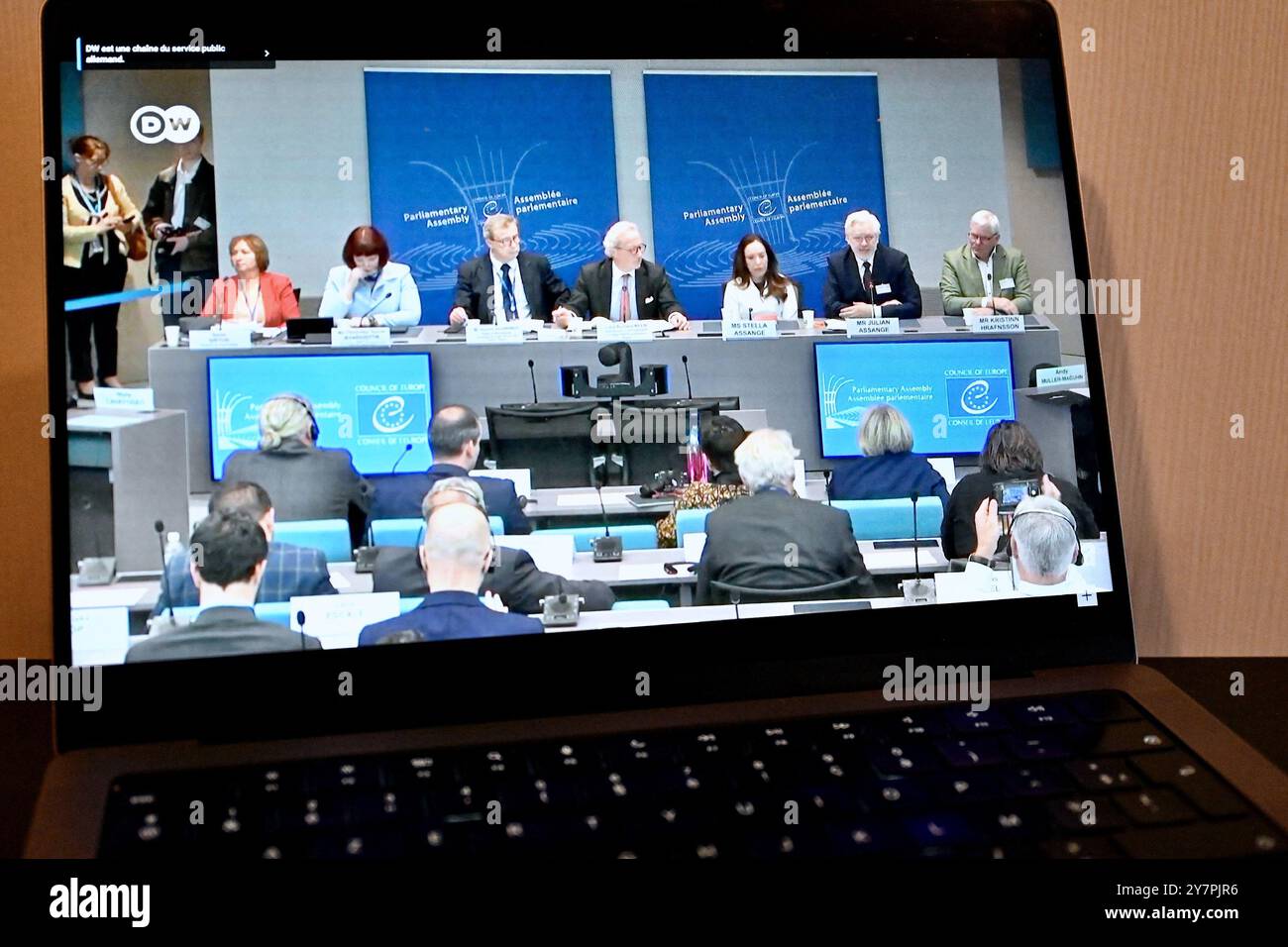 Strasbourg, France. 1er octobre 2024. Julian Assange, fondateur de WikiLeaks, s’adresse au Conseil de l’Europe pour sa détention et sa condamnation le 1er octobre 2024 à Strasbourg, France. Accompagné de sa fille Stella Assange, il témoigne devant la Commission des questions juridiques et des droits de l’homme de l’Assemblée parlementaire du Conseil de l’Europe. « Cette audience est organisée pour une Assemblée qui discutera des implications de sa détention et de ses effets plus larges sur les droits de l’homme, en particulier la liberté de journalisme ». Télévision directe par image. Photo de Nicolas Roses/ABACAPRESS. Crédit COM : Abaca Press/A Banque D'Images