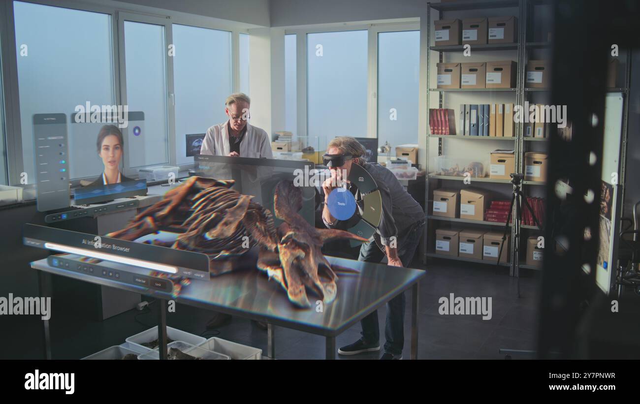 Laboratoire archéologique avancé : deux archéologues en casques VR mènent des recherches historiques sur le squelette antique en utilisant la réalité augmentée. Graphiques 3D de l'affichage virtuel avec l'assistant ai et le navigateur Web Banque D'Images