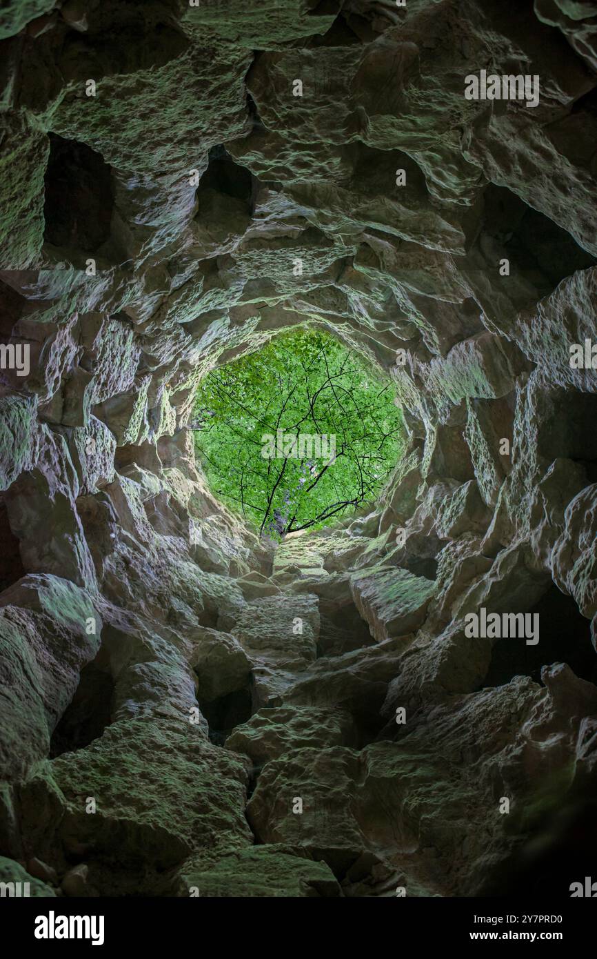 Sintra, Portugal, 8 août 2024 : Quinta da Regaleira, l'une des principales attractions touristiques de Sintra. Inachevé bien Banque D'Images