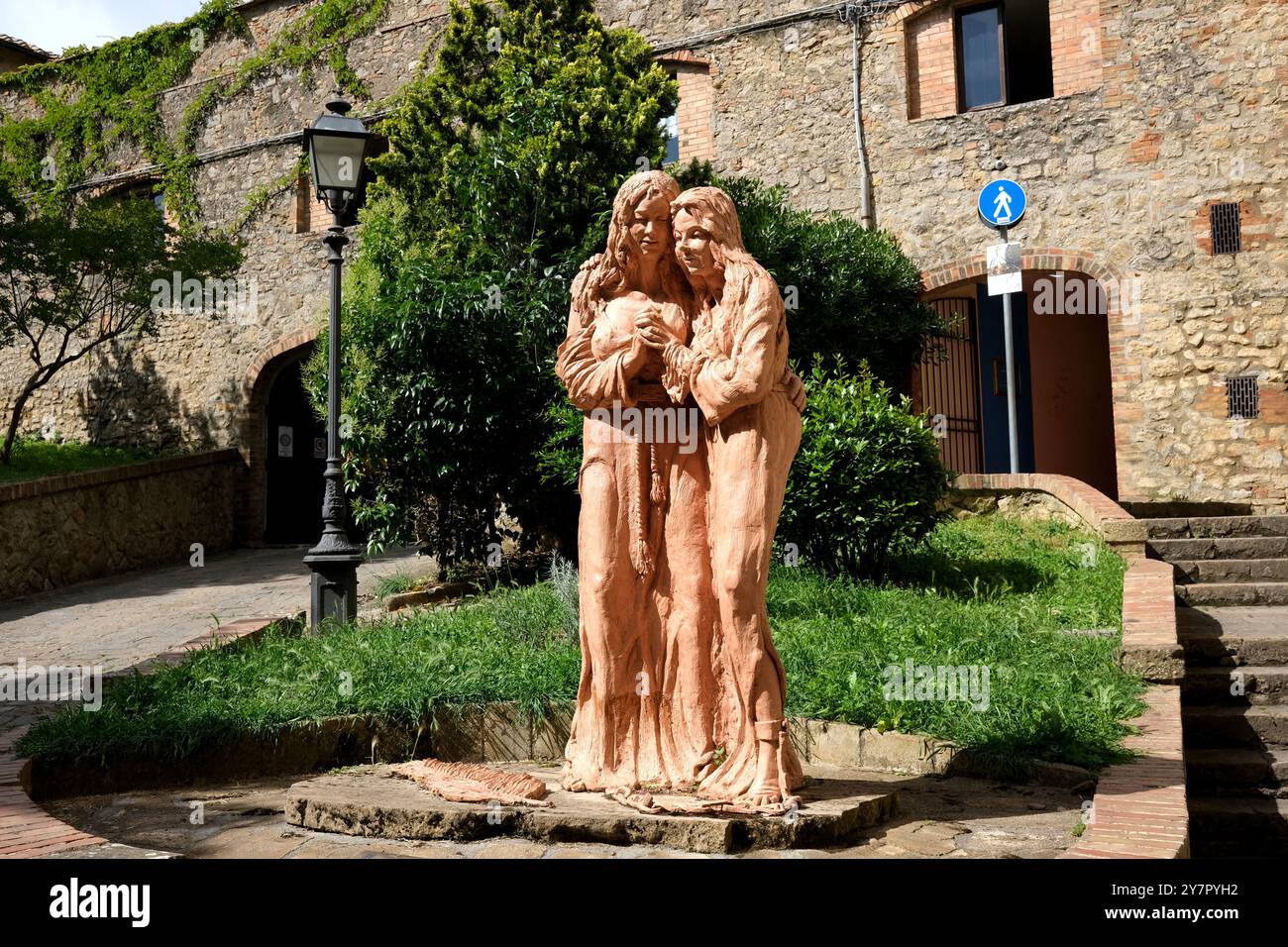 Sculptures statues de Sante Attinia et Greciniana par Flavio Melani sur la Piazza Inghirami, Volterra, Toscane, Italie Banque D'Images