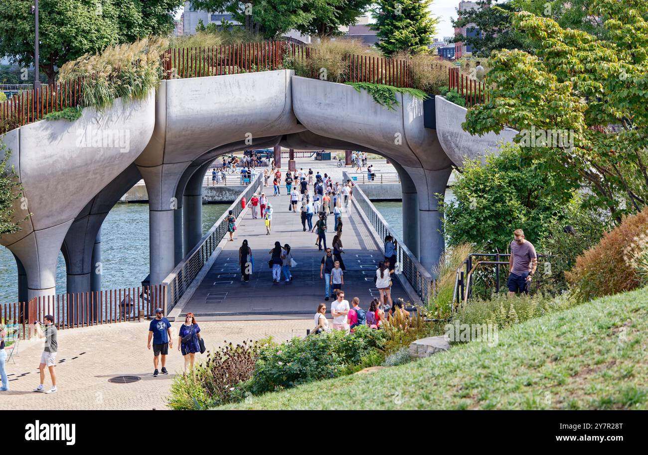 Le pont sud, 13e rue ouest, relie Little Island à la rive du parc de la rivière Hudson. (Vue depuis la Glade) Banque D'Images