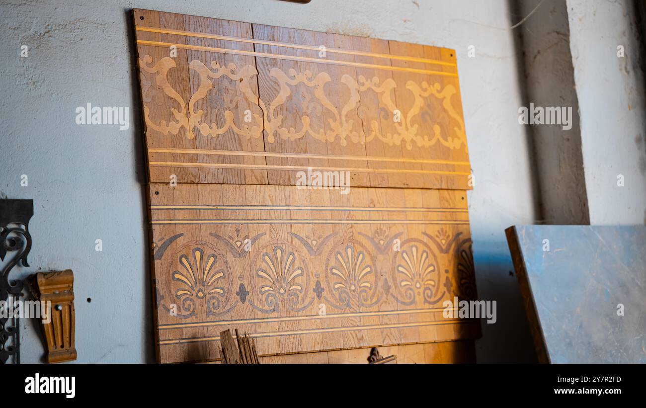 Élément de sculpture. des meubles dans un style classique avec du bois de couleur blanche. Or. patine. Sculpture. faible profondeur de champ. meubles de luxe. Utiliser comme backgrou Banque D'Images