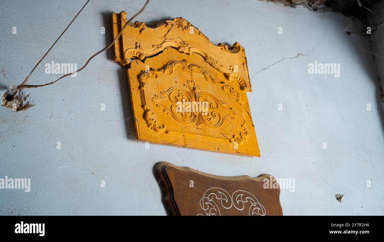 Élément de sculpture. des meubles dans un style classique avec du bois de couleur blanche. Or. patine. Sculpture. faible profondeur de champ. meubles de luxe. Utiliser comme backgrou Banque D'Images