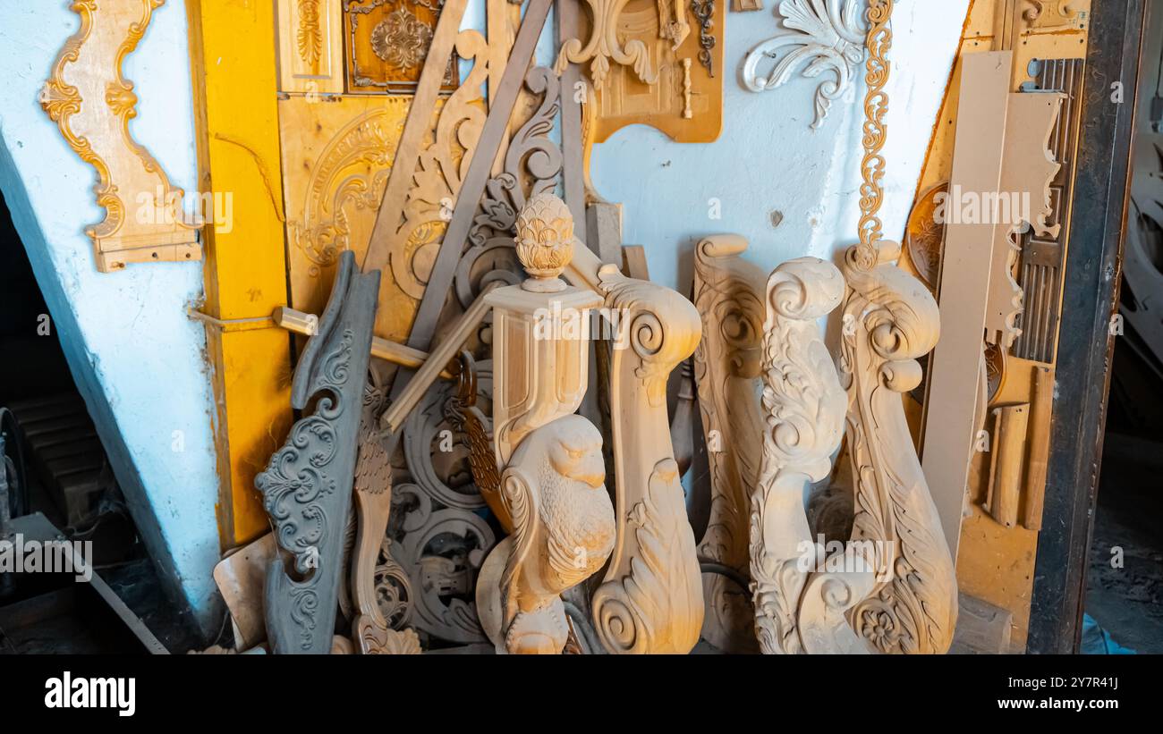 Élément de sculpture. des meubles dans un style classique avec du bois de couleur blanche. Or. patine. Sculpture. faible profondeur de champ. meubles de luxe. Utiliser comme backgrou Banque D'Images