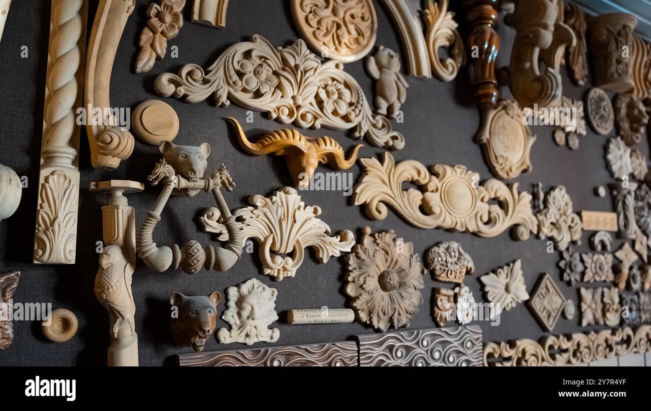 Élément de sculpture. des meubles dans un style classique avec du bois de couleur blanche. Or. patine. Sculpture. faible profondeur de champ. meubles de luxe. Utiliser comme backgrou Banque D'Images