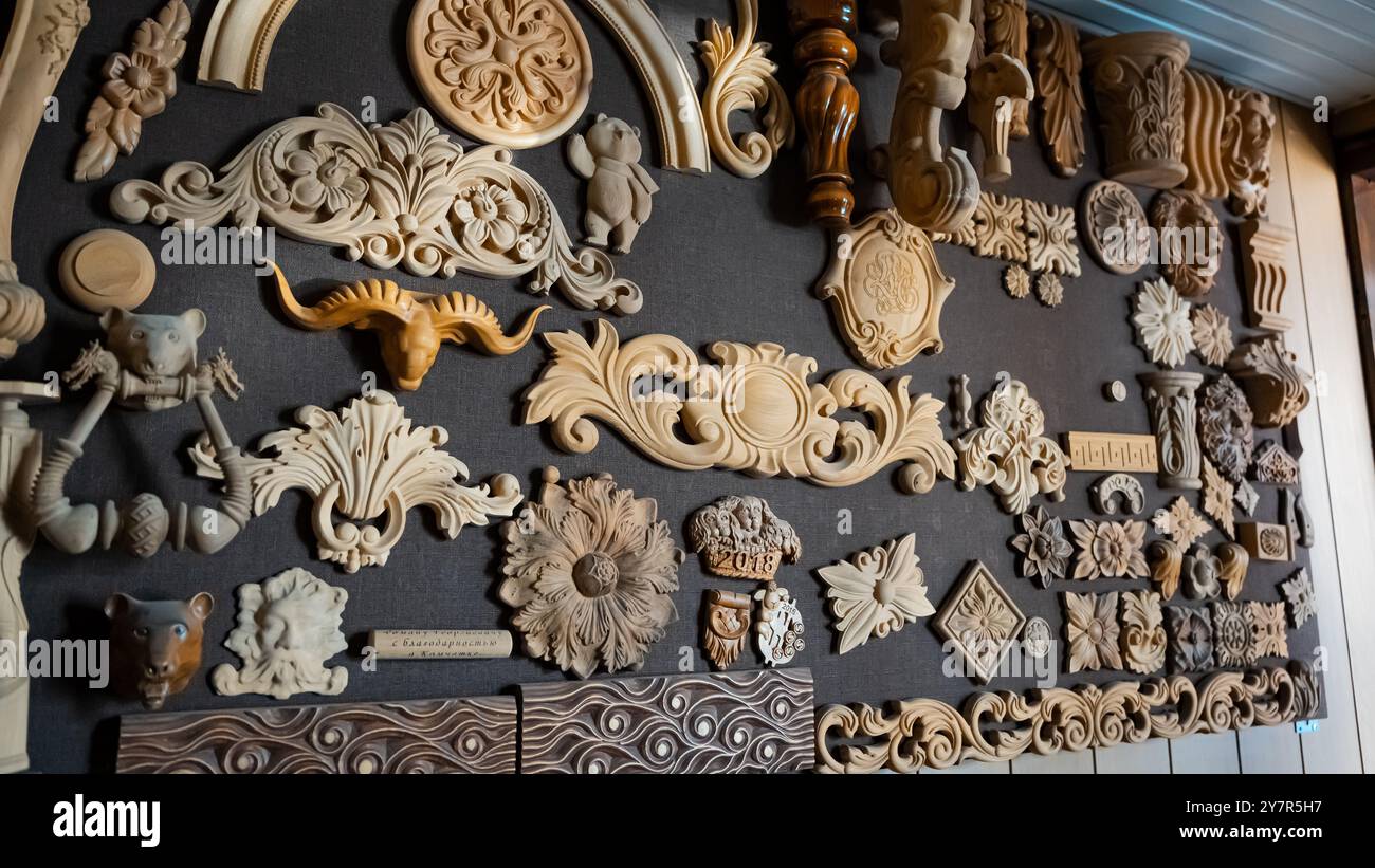 Élément de sculpture. des meubles dans un style classique avec du bois de couleur blanche. Or. patine. Sculpture. faible profondeur de champ. meubles de luxe. Utiliser comme backgrou Banque D'Images