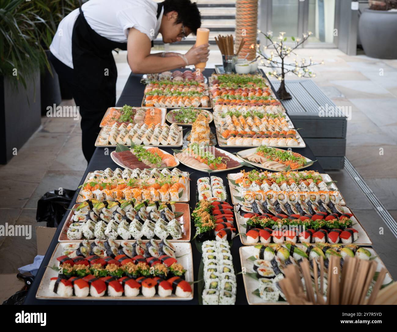 Amuse-gueule en préparation pour une fête. Date de la photo : jeudi 6 juin 2024. Photo : Richard Gray/Alamy Banque D'Images