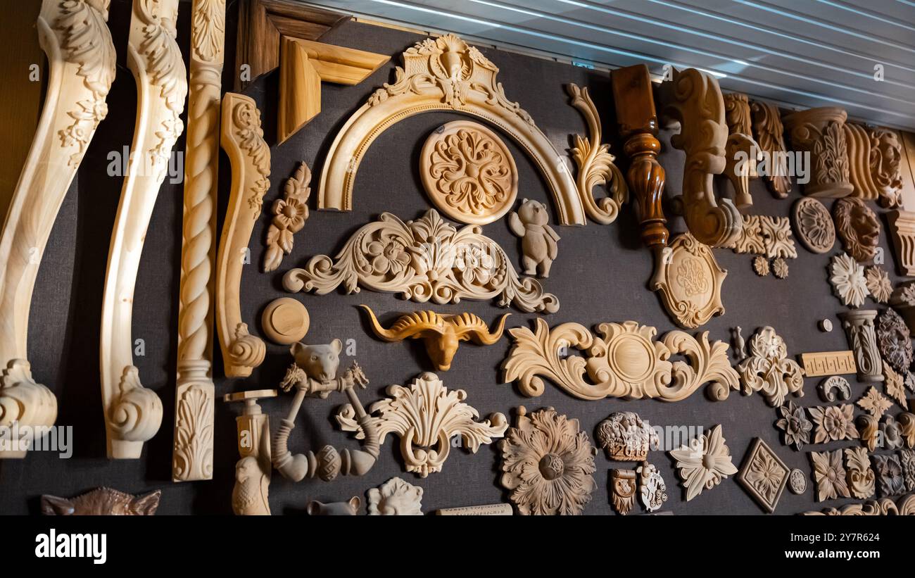 Élément de sculpture. des meubles dans un style classique avec du bois de couleur blanche. Or. patine. Sculpture. faible profondeur de champ. meubles de luxe. Utiliser comme backgrou Banque D'Images