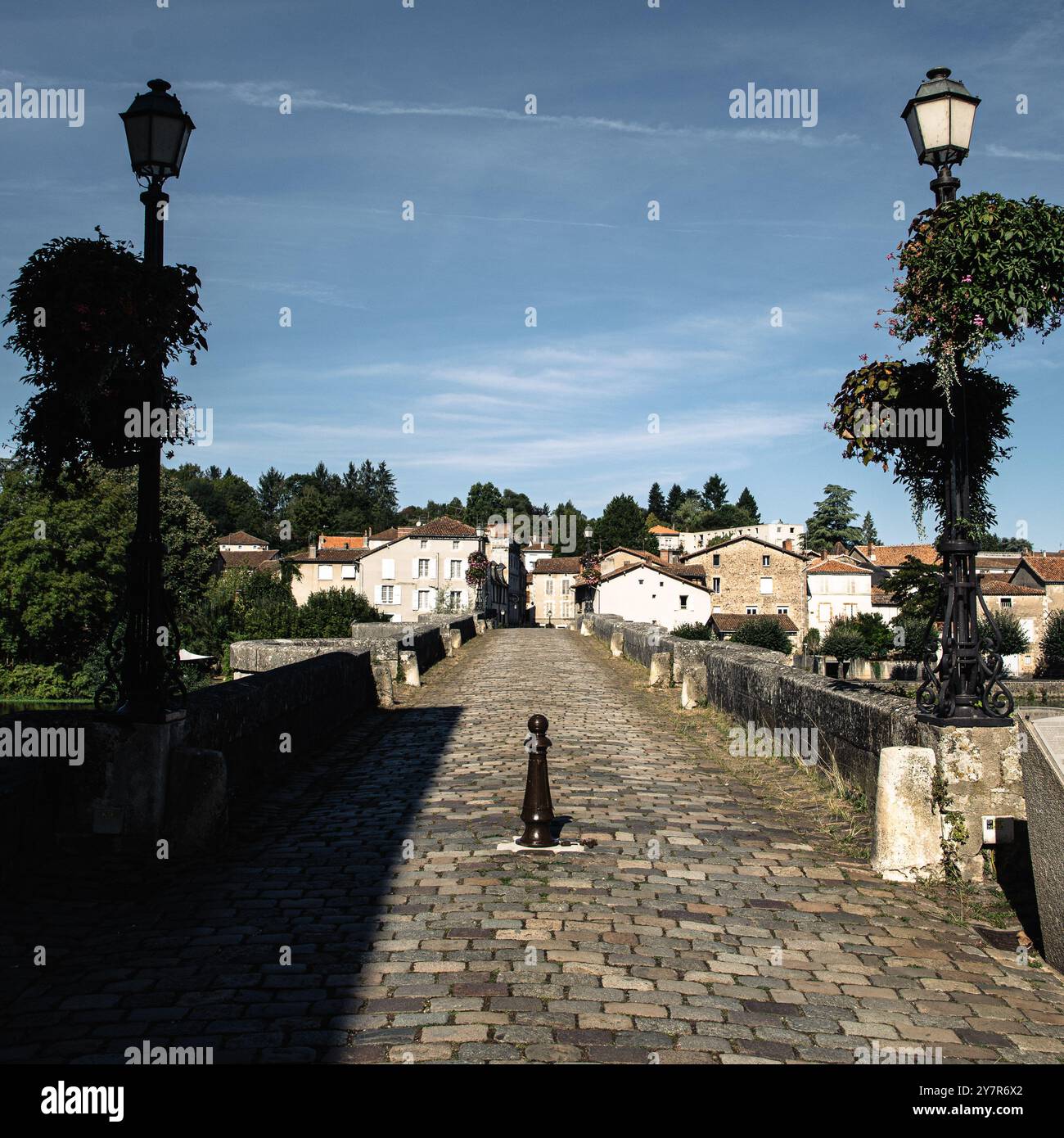 Pont pavé dans la ville Confolens, France Banque D'Images