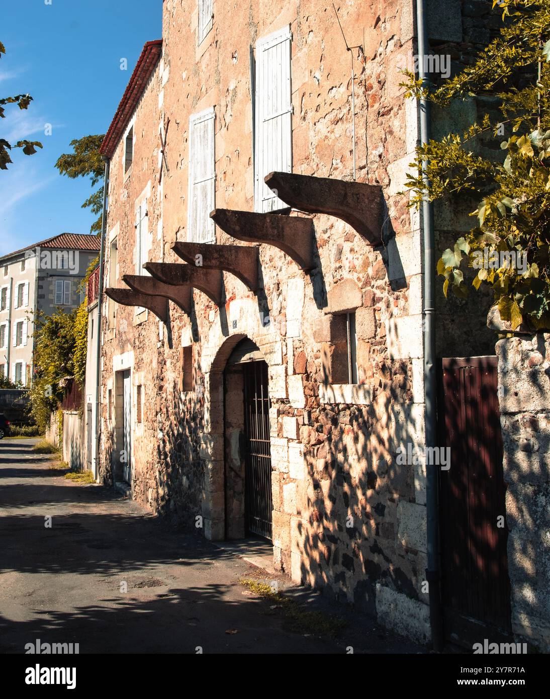 Ancien bâtiment en pierre avec poutres de balcon, Confolens, France. Banque D'Images