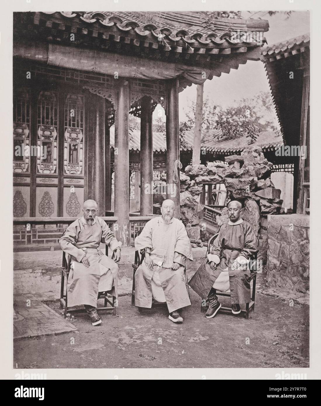 Shen-Kwe-Fen, Tung-Sean et Maou-Ching-He, ministres d'État chinois. Shen-kwe-fen (figure de gauche dans le groupe), président du Conseil de guerre et membre du Grand Conseil, est un Chinois âgé de cinquante-six ans. Il a été dernièrement gouverneur de la province de Shaanxi, où il s'est distingué par un effort pour supprimer la croissance de l'opium. Tung-sean, président chinois du Conseil des Finances, est un érudit célèbre, et l'auteur de nombreux ouvrages, notamment un de caractère historique et topographique. Sa dernière publication (un traité en quarante-huit volumes) sur l'hydrographie de Northe Banque D'Images