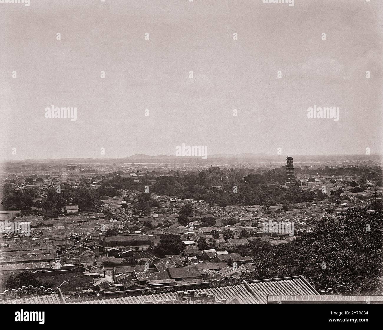 Photographie vintage d'une vue panoramique de Canton, Chine. Par W.P. Floyd, vers 1873. Banque D'Images