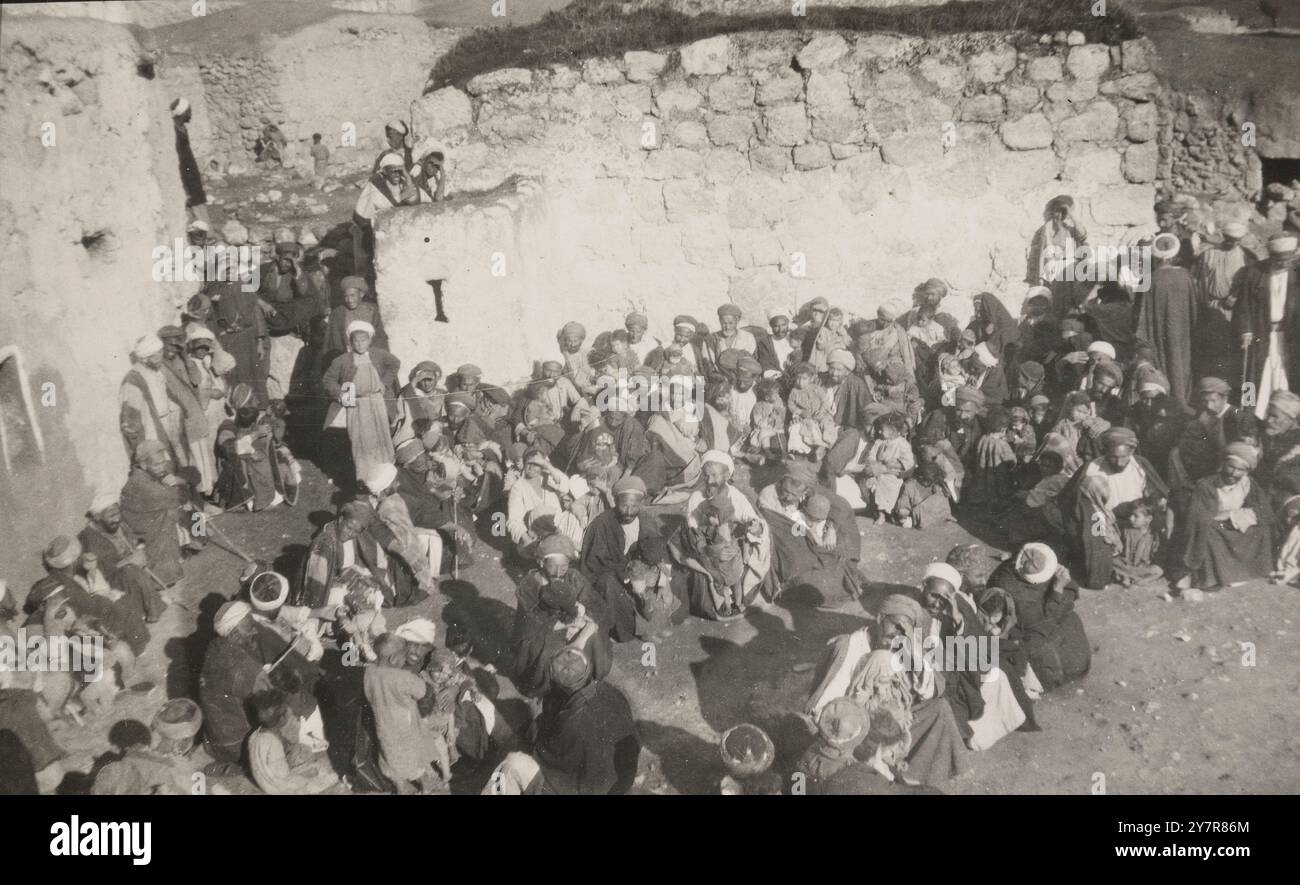 Campagne anti-variole Dawaimeh-Hébron en Palestine, janvier - février 1922 : groupe d'enfants vaccinés avec leurs parents pour observation. 4.1.1922 Banque D'Images