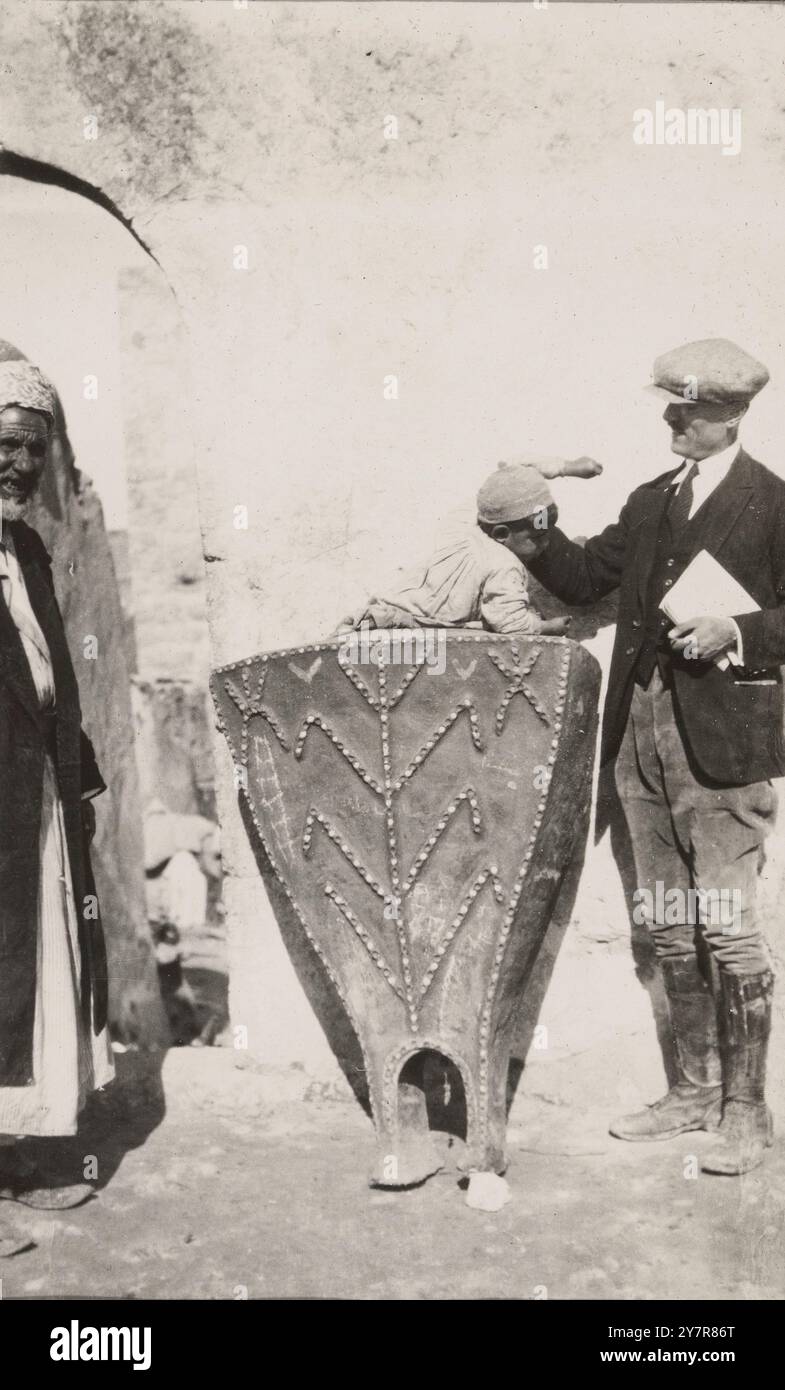 Campagne de lutte contre la variole Dawaimeh-Hébron en Palestine, janvier - février 1922 : inspections de maison à maison. (Sortir un enfant d'une pierre de maïs). Banque D'Images