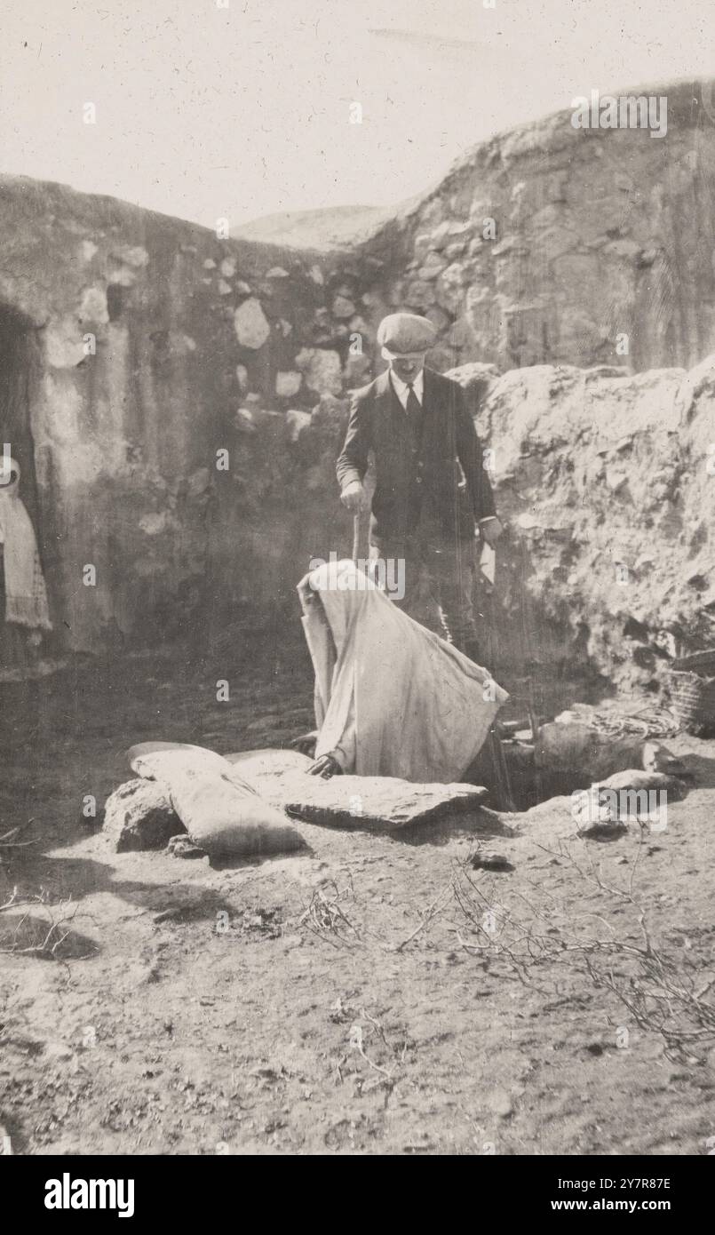 Campagne anti-variole Dawaimeh-Hébron en Palestine, janvier - février 1922 : inspection maison à maison. (Une femme s'est cachée dans une grotte, de peur d'être vaccinée). Banque D'Images