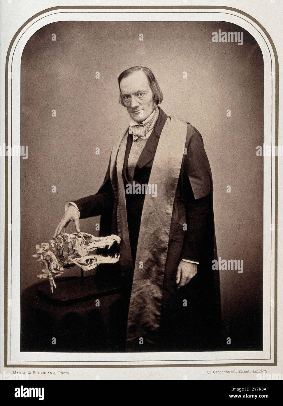 Sir Richard Owen. Sir Richard Owen KCB FRMS FRS (1804-1892) est un biologiste, anatomiste comparatif et paléontologue anglais. Owen est généralement considéré comme un naturaliste exceptionnel avec un don remarquable pour l'interprétation des fossiles. Owen a produit un vaste éventail de travaux scientifiques, mais il est probablement mieux connu aujourd'hui pour avoir inventé le mot dinosauria (qui signifie «terrible reptile» ou «redoutablement grand reptile»). Banque D'Images
