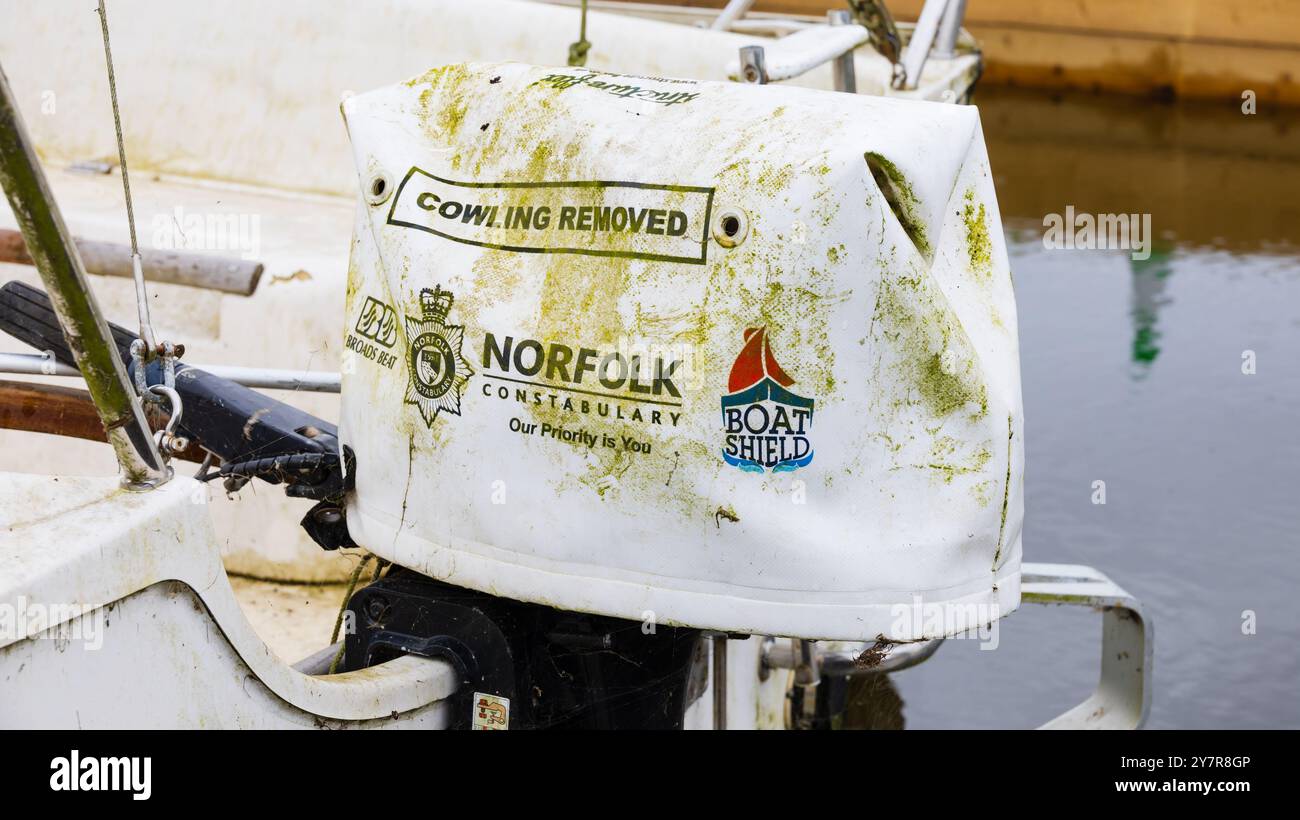 Norfolk Constabulary police anti-vol couvercle de moteur hors-bord. Capot déposé. Banque D'Images