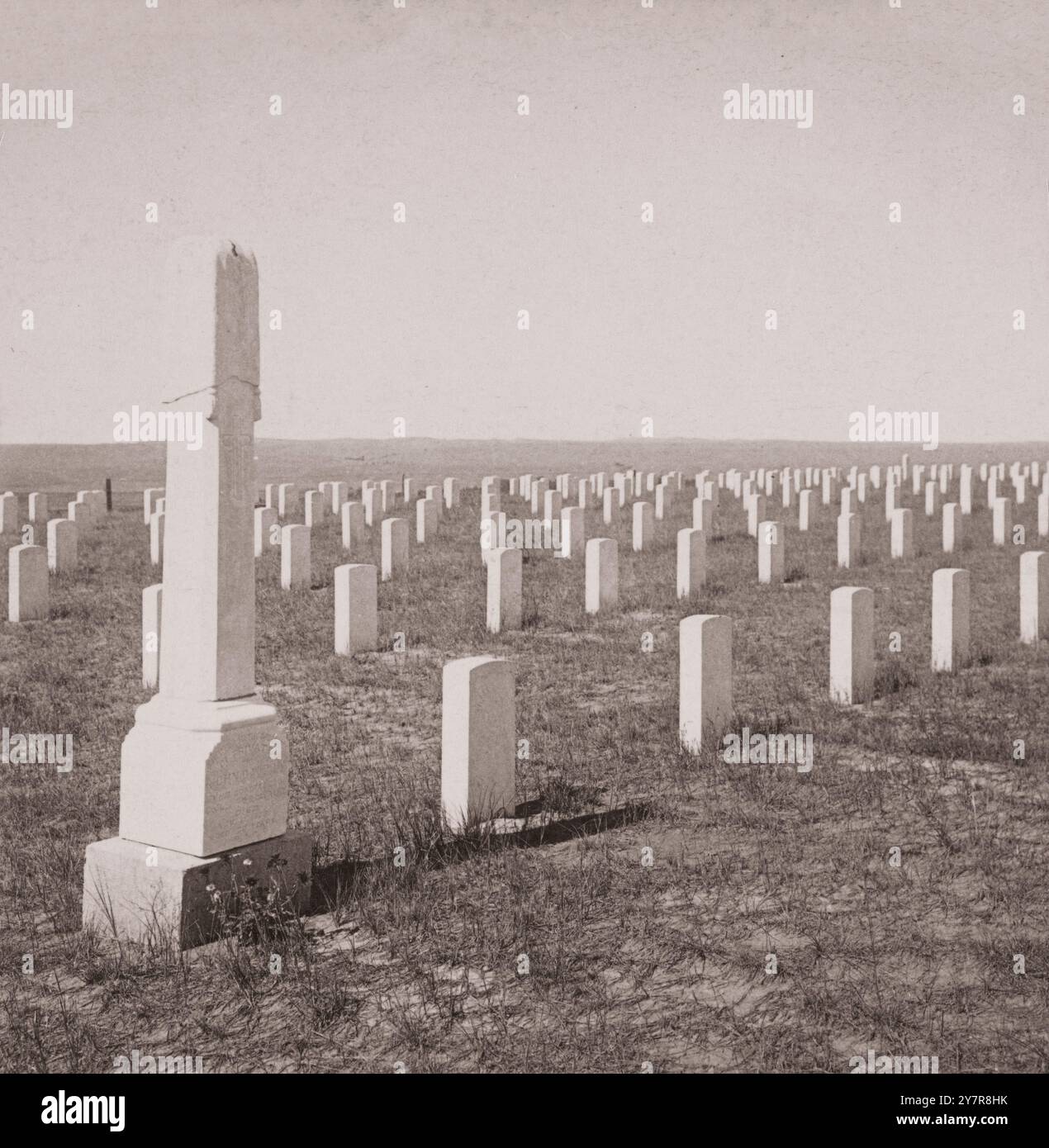 Où la terre buvait des flots de sang d'hommes courageux. Scène du massacre de Custer, Little Big Horn, Wyoming. ÉTATS-UNIS. 1901 Banque D'Images Où la terre buvait des flots de sang d'hommes courageux. Scène du massacre de Custer, Little Big Horn, Wyoming. ÉTATS-UNIS. 1901 Banque D'Images
