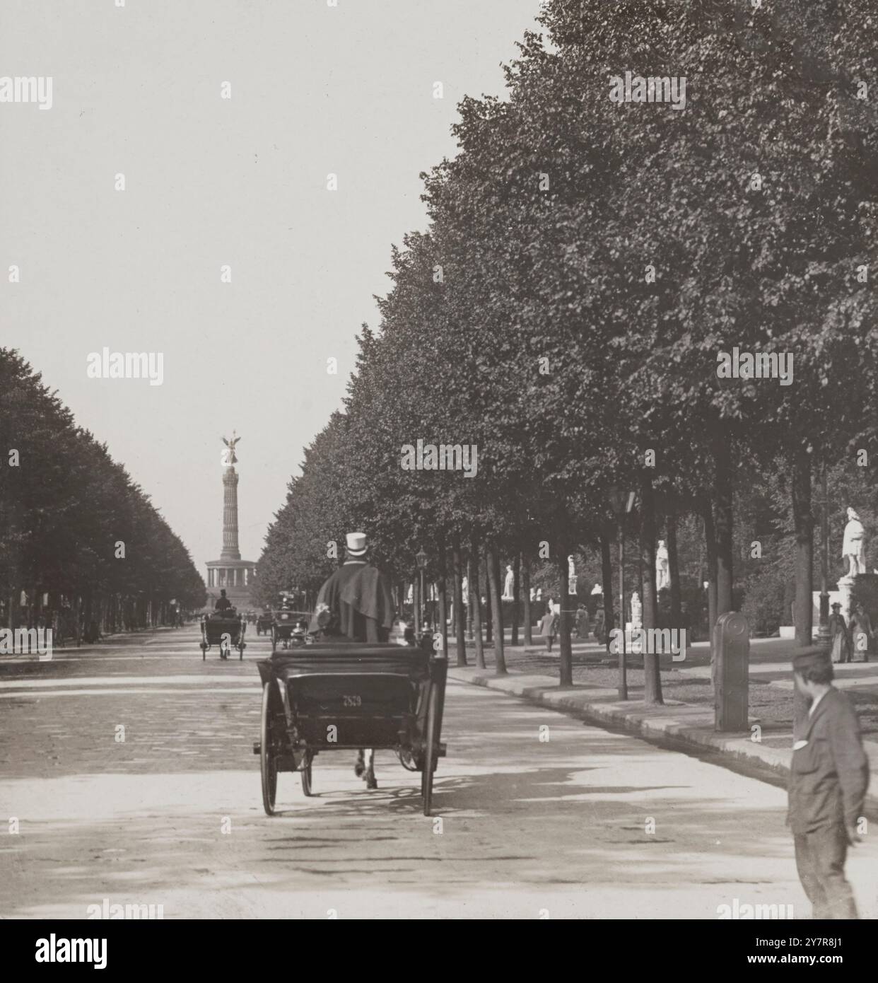 Photo vintage de SIEGES Allee, décorée par l'empereur actuel avec des statues d'hommes célèbres d'Allemagne, Thiergarten, Berlin, Allemagne. 1902 le Siegesallee était un large boulevard à Berlin, en Allemagne. En 1895, le Kaiser Guillaume II ordonna et finança l'agrandissement d'une avenue existante, ornée d'une variété de statues de marbre. Les travaux ont été achevés en 1901. D'une longueur d'environ 750 m, elle traversait le parc Tiergarten vers le nord, de la Kemperplatz (une jonction routière sur le bord sud du parc près de la Potsdamer Platz), jusqu'à l'ancien site de la colonne de la victoire à la Königsplatz, près du Reichstag. Banque D'Images