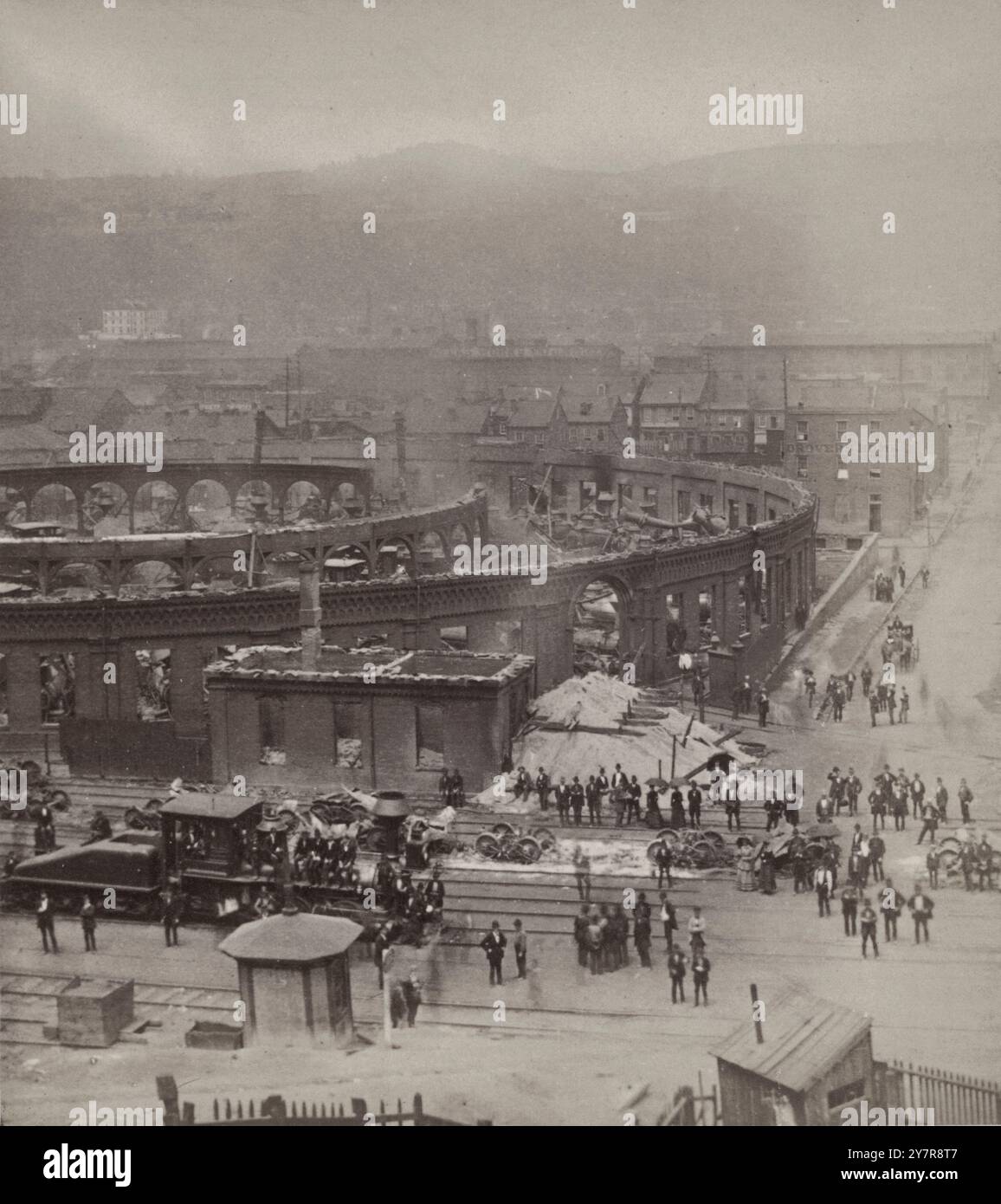 Photo vintage de la guerre des chemins de fer à Pittsburgh, 21-22 juillet 1877. 28th Street, et Upper Round House ; Railroad Strikes. Pennsylvanie. ÉTATS-UNIS. 1877 la grève des chemins de fer de Pittsburgh a lieu à Pittsburgh, en Pennsylvanie, dans le cadre de la grève des chemins de fer de 1877. C'était l'un des nombreux incidents de grèves, de troubles sociaux et de violence dans des villes à travers les États-Unis, y compris plusieurs en Pennsylvanie. D'autres villes confrontées à des troubles similaires incluent Philadelphie, Reading, Shamokin et Scranton. Les incidents ont fait suite à des réductions répétées des salaires et parfois à des augmentations de la charge de travail de la compagnie de chemin de fer Banque D'Images