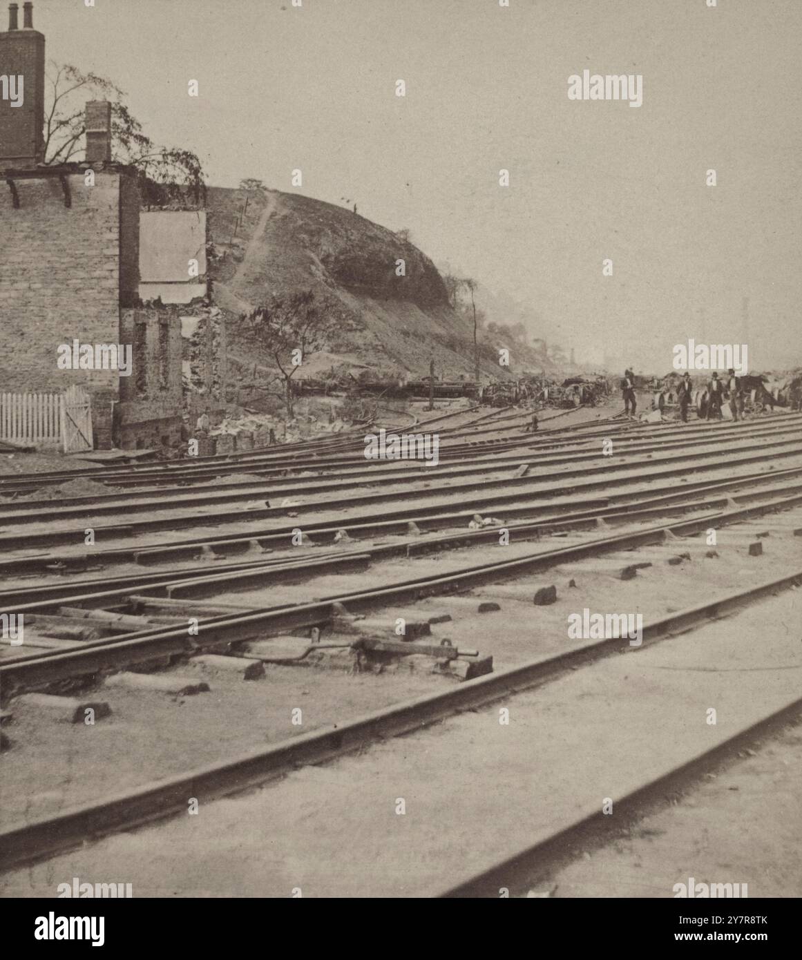 Photo vintage de la guerre des chemins de fer à Pittsburgh, 21-22 juillet 1877. Denny's Curve en face de la 33e rue, à l'extérieur de l'incendie, Pittsburgh, Pennsylvanie. ÉTATS-UNIS. 1877 la grève des chemins de fer de Pittsburgh a lieu à Pittsburgh, en Pennsylvanie, dans le cadre de la grève des chemins de fer de 1877. C'était l'un des nombreux incidents de grèves, de troubles sociaux et de violence dans des villes à travers les États-Unis, y compris plusieurs en Pennsylvanie. D'autres villes confrontées à des troubles similaires incluent Philadelphie, Reading, Shamokin et Scranton. Les incidents ont fait suite à des réductions répétées des salaires et parfois à des augmentations de la charge de travail Banque D'Images