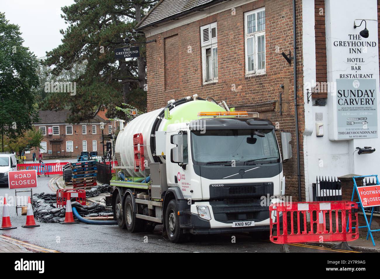 Chalfont St Peter, Buckinghamshire, Royaume-Uni. 1er octobre 2024. Un pétrolier de Lanes Group pour le compte de Thames Water continue de pomper les eaux de crue et les eaux usées de High Street à Chalfont St Peter, Buckinghamshire. Après de fortes pluies, la semaine dernière, les eaux usées coulaient dans la rue et les trottoirs à l'entrée du village. La même zone du village a été inondée pendant des semaines plus tôt cette année et l'infiltration des eaux souterraines dans les égouts à Chalfont St Peter et Chesham, en vedette sur BBC Countryfile. Les résidents locaux en colère et les propriétaires d'entreprises ont assisté à une réunion organisée par Buckinghamshire C. Banque D'Images