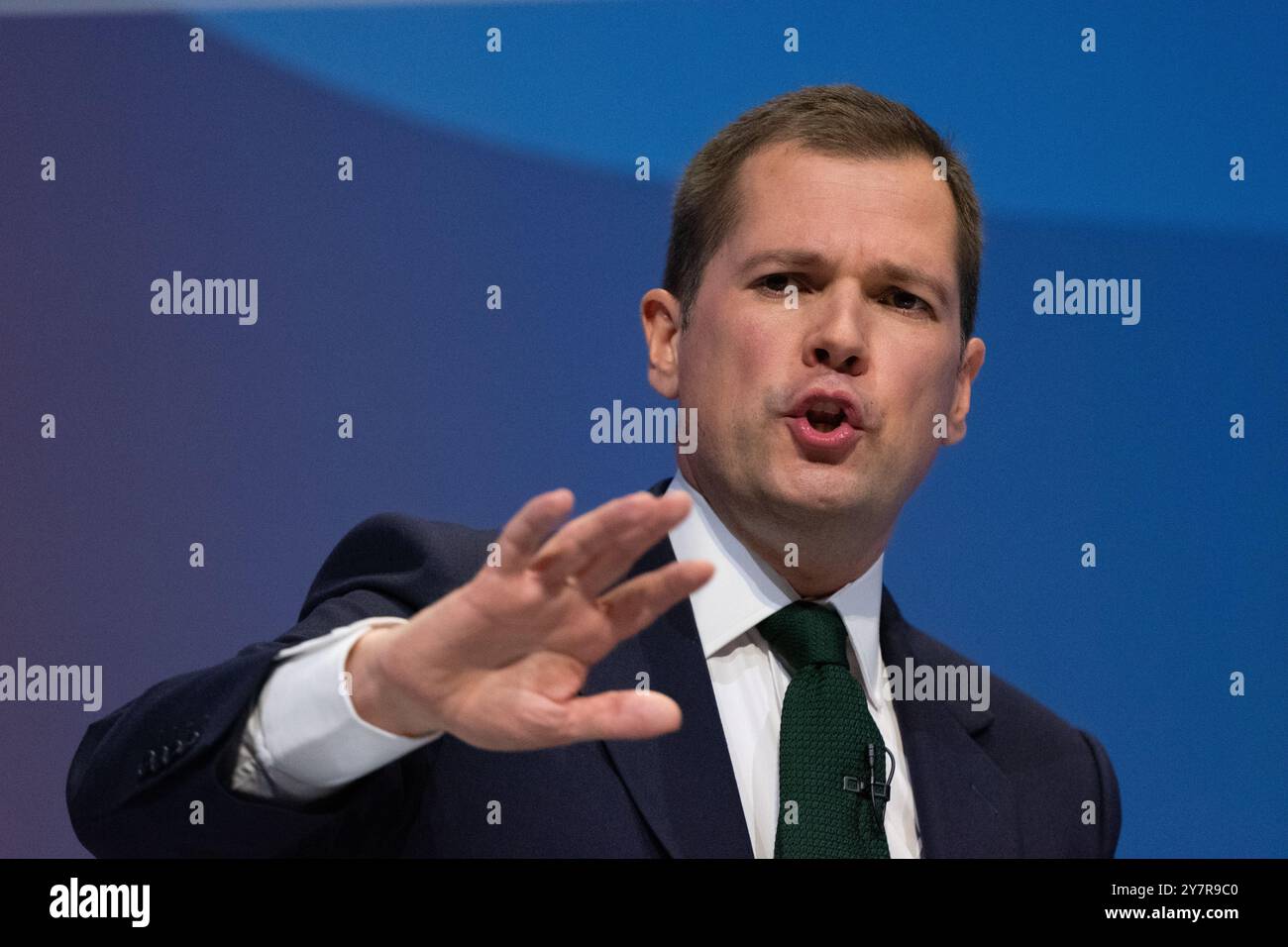 Birmingham, Royaume-Uni. 1er octobre 2024. Robert Jenrichk s'adresse à la conférence conservatrice de la salle principale, jour 3. Birmingham UK photo : Garyroberts/worldwidefeatures.com crédit : GaryRobertsphotography/Alamy Live News Banque D'Images