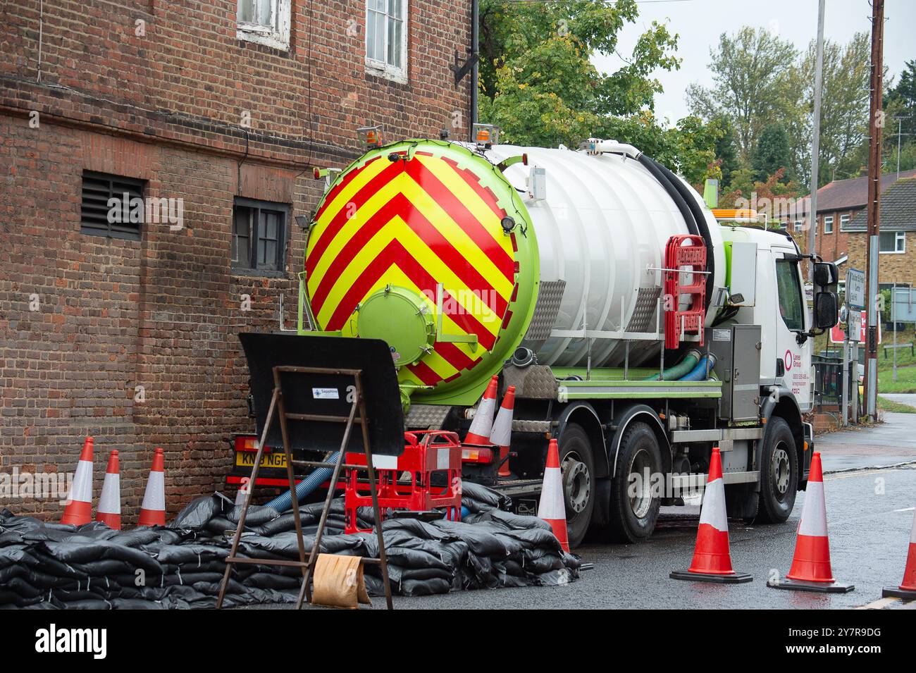 Chalfont St Peter, Buckinghamshire, Royaume-Uni. 1er octobre 2024. Thames Water continue de pomper les eaux de crue et les eaux usées de la High Street à Chalfont St Peter, Buckinghamshire. Après de fortes pluies, la semaine dernière, les eaux usées coulaient dans la rue et les trottoirs à l'entrée du village. La même zone du village a été inondée pendant des semaines plus tôt cette année et l'infiltration des eaux souterraines dans les égouts à Chalfont St Peter et Chesham, en vedette sur BBC Countryfile. Des résidents locaux en colère et des propriétaires d'entreprises ont assisté à une réunion organisée par le conseil du Buckinghamshire et Thames Water Earli Banque D'Images