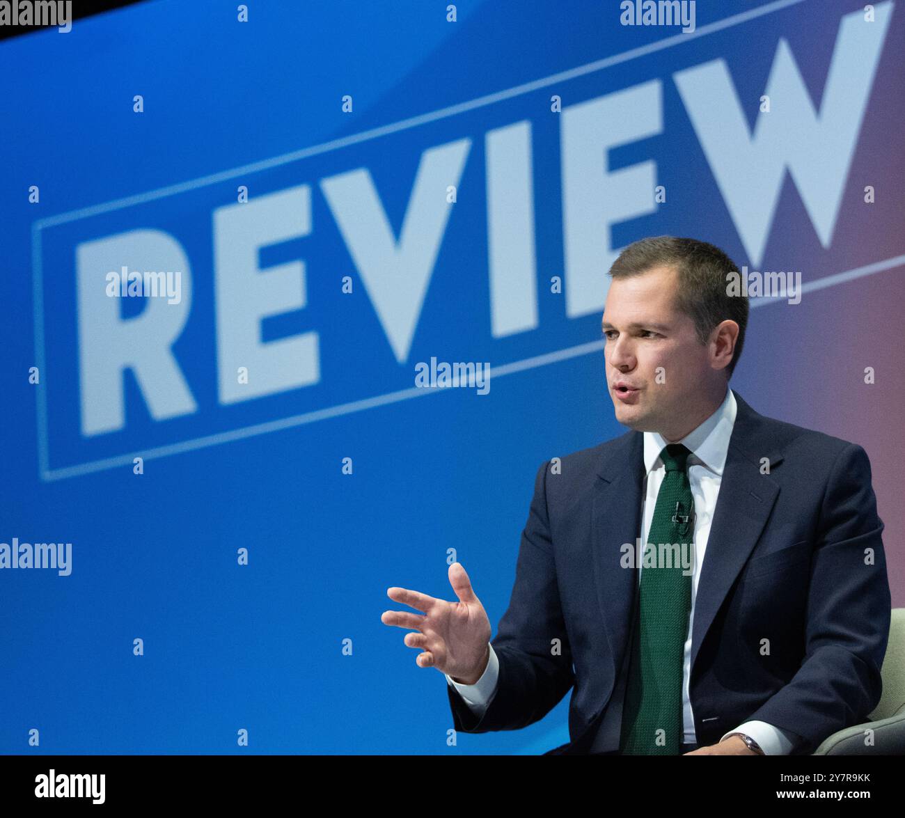 Birmingham, Royaume-Uni. 1er octobre 2024. Robert Jenrichk s'adresse à la conférence conservatrice de la salle principale, jour 3. Birmingham UK photo : Garyroberts/worldwidefeatures.com crédit : GaryRobertsphotography/Alamy Live News Banque D'Images