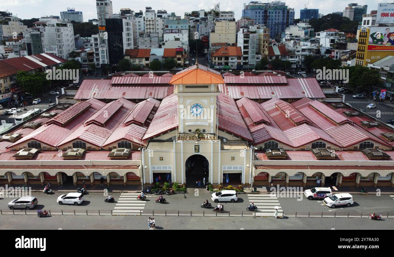 Ho Chi Minh-ville, Vietnam - 18 octobre 2023 : vue aérienne de l'emblématique marché Ben Thanh situé dans le centre de Saigon. Banque D'Images