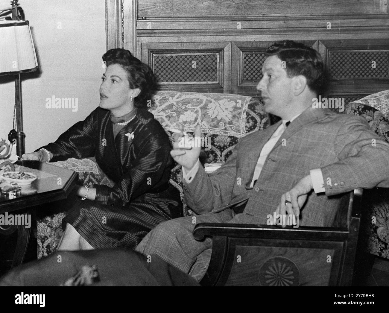 AVA GARDNER À ROME POUR FAIRE UN NOUVEAU FILM 22.2.54 Ava Gardner est à Rome pour faire un nouveau film, le 'Barefoot Contessa'. Elle serait séparée de son mari, Frank Sinatra. INP PHOTOS SHOWS - Ava Gardner se détend avec le publicitaire David Honner Mankiewicz à Rome la semaine dernière. 3/MB374723 International News photos. Banque D'Images