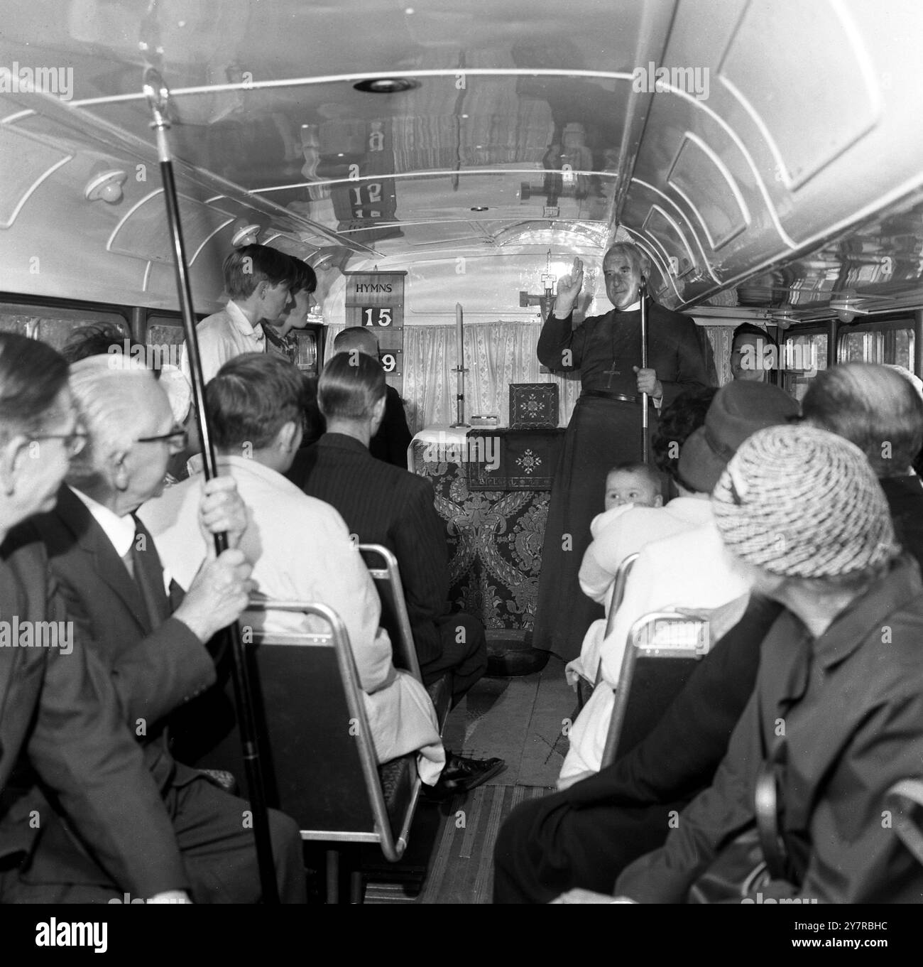 LE SEIGNEUR SE DÉPLACE DANS Une MYSTÉRIEUSE WAYAndover, Hampshire, Angleterre, Royaume-Uni : hier soir, le Seigneur évêque de Winchester, a dédié la nouvelle église mobile de la paroisse de St Mary's, Andover, sur les domaines de débordement de Londres en pleine croissance. Notre photo montre l'évêque, Faulkner Allison, arrière-plan, bénissant le véhicule pendant le service de dédicace. Enfant de cerveau des applications Rev Bryan, le bus à impériale sert à la fois d'église et d'école du dimanche et va 'répandre la parole' sur les nouveaux ensembles d'habitation dépourvus à la fois d'églises et de salles. Le coût total de l'achat et de la conversion du véhicule, taxes et Banque D'Images