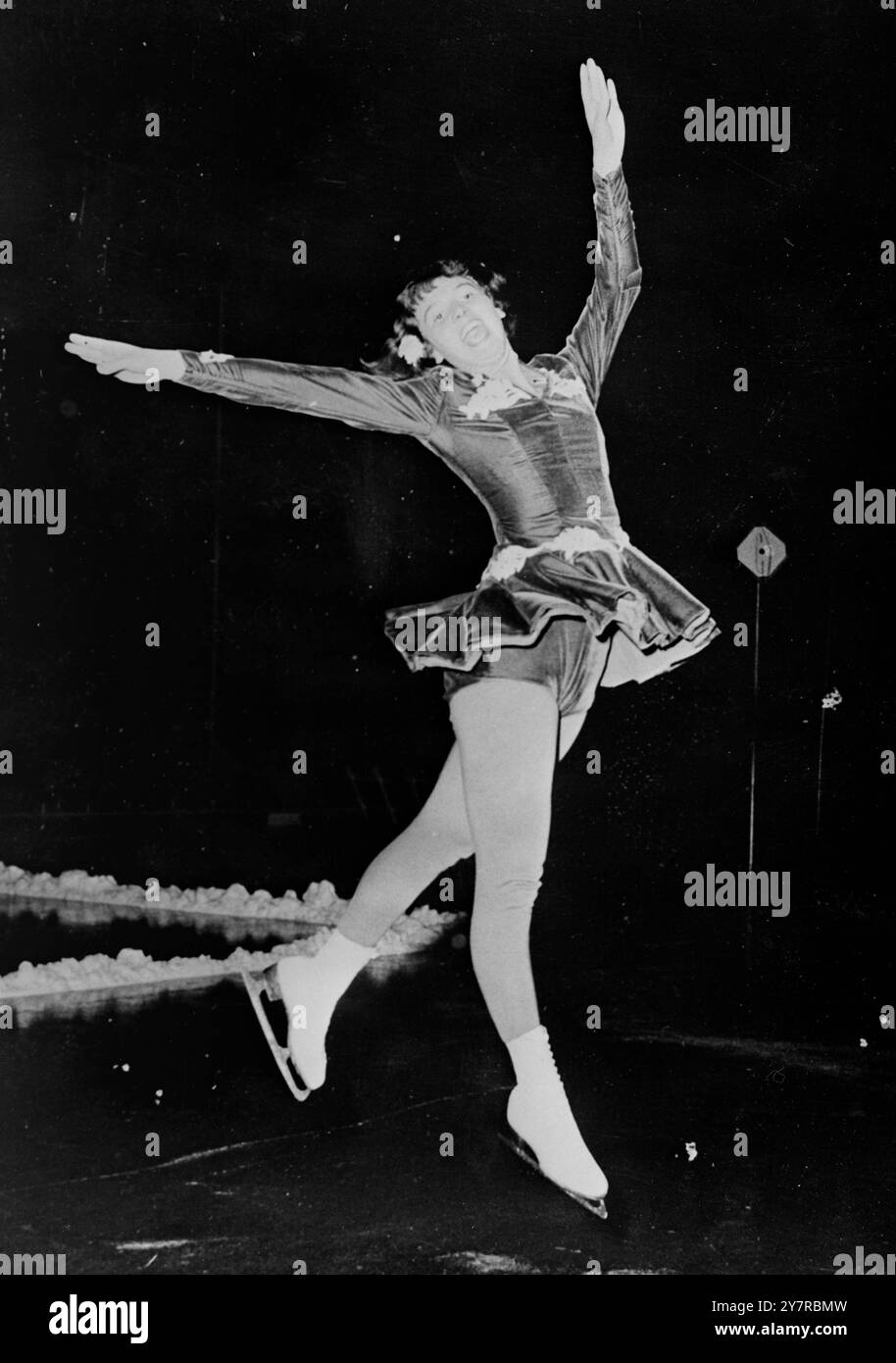 ERICA BATCHELOR GAGNE LA TROISIÈME PLACE AUX CHAMPIONNATS DE PATINAGE ARTISTIQUE. 20.2,54. La Britannique Erica Batchelor a été battue à une troisième place glorieuse par le nouveau champion allemand Gundi Busch et Tenley Albright, la star américaine, au Championnat du monde féminin de patinage artistique à Oslo. Vingt autres dames de huit autres pays ont pris part au concours. INP photo Shows : la gagnante de la médaille de bronze, Erica Batchelor (Grande-Bretagne), a été classée troisième. 551/EM/74690 nouvelles internationales photos. Banque D'Images