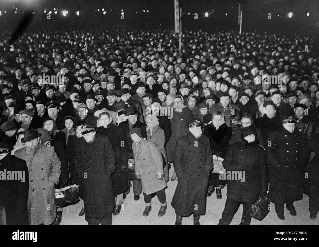 PROTESTATION VIENNOISE CONTRE L'OCCUPATION RUSSE. Le 21.2,54, plus de 25 000 Viennois en colère et aigris se sont rassemblés devant l'hôtel de ville gothique de Vienne lors d'une réunion de protestation houleuse contre le refus russe de donner au pays un traité d'État lors de la conférence des Big four de Berlin. Les intervenants ont souligné que la conférence de Berlin a clairement montré que seuls les Russes veulent encore rester dans le pays occupé par les quatre puissances et promis que la petite nation au cœur de l'Europe ne cessera jamais de revendiquer sa liberté et sa souveraineté. Au cours de la réunion, des escadrons anti-émeutes autrichiens se sont encerclés Banque D'Images