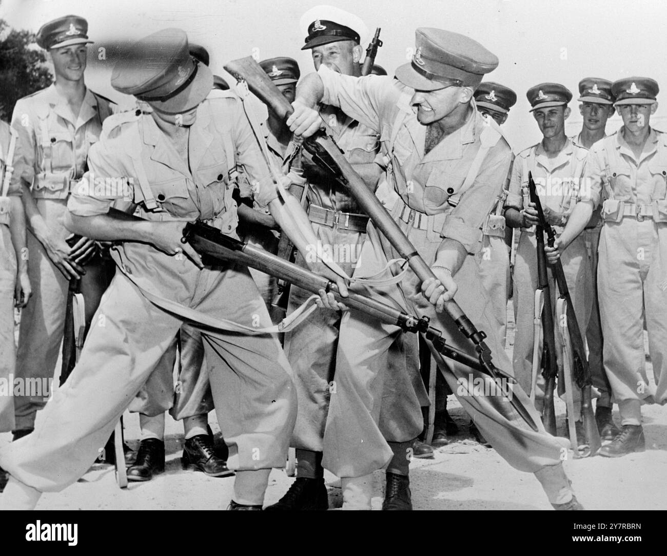 FORMATION MILITAIRE OBLIGATOIRE EN AFRIQUE DU SUD 20.2.54 comme dans la plupart des autres pays, les jeunes d'Afrique du Sud doivent suivre une période de formation militaire. Afin de ne pas trop interférer avec leur vie normale, la formation se fait par sections sur une période de quatre ans. Les recrues sont nommées dans diverses zones à quelques centaines de kilomètres de leurs maisons, et la formation se déroule avec enthousiasme. Quatre-vingt-dix jours dans la première année et 21 jours dans les trois années suivantes. Voici des photos de recrues de première année nommées au 2e régiment côtier des Marines sud-africains à Simonstown, Cap de bonne-espérance. Banque D'Images