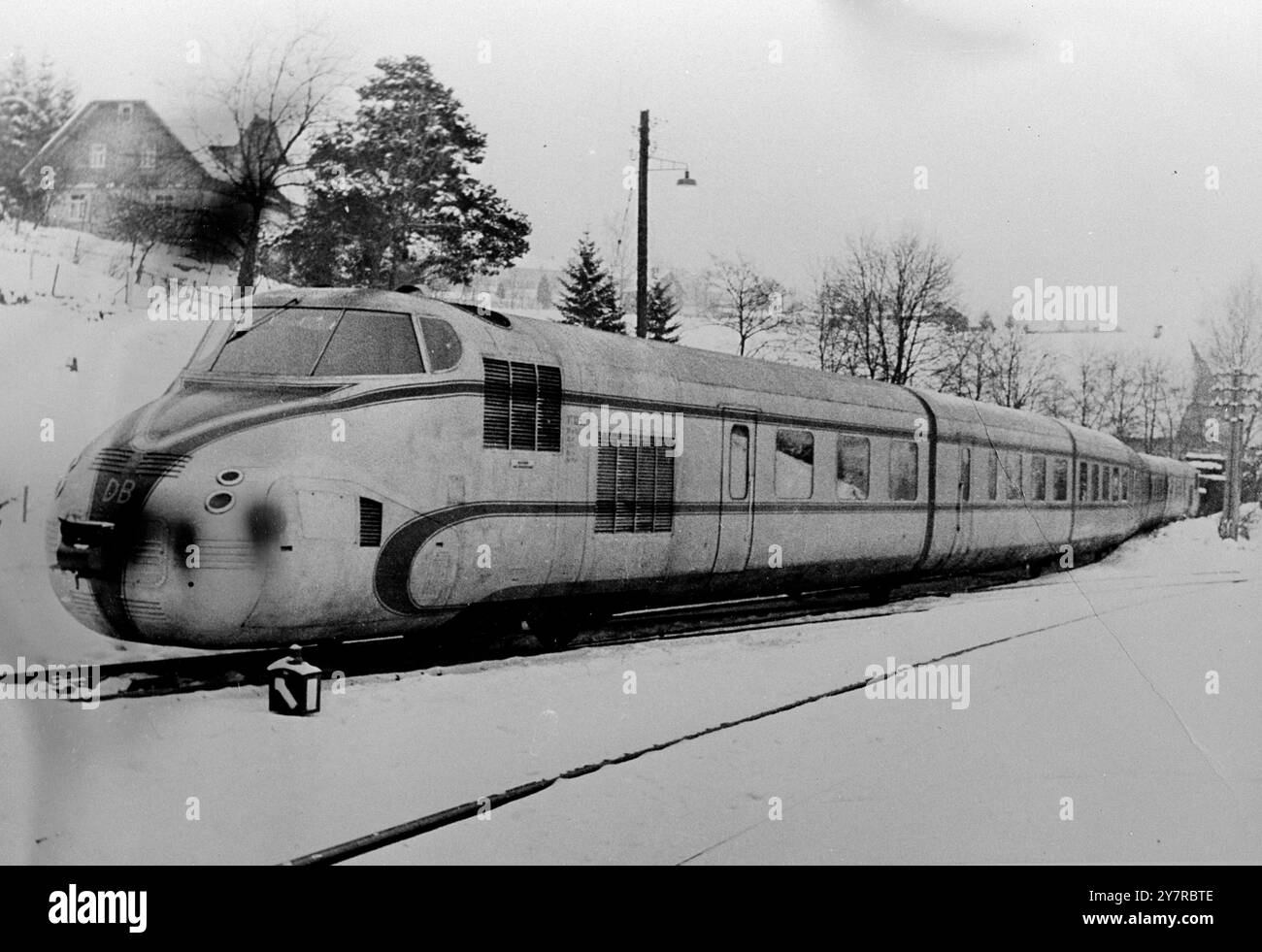 TRAIN ALLEMAND ULTRAMODERNE EN ESSAI. 20.2,54. Une nouvelle forme dans la conception des trains ferroviaires, le train allemand Link-Up ultra-moderne, a été mis à l'essai la semaine dernière sur la ligne de la vallée du Rhin. Il a une vitesse maximale de 90 km/h, et il est confortablement aménagé avec un système de climatisation moderne, qui élimine les compartiments fumeurs et non-fumeurs. Le nouveau train sera mis en service cet été. I.N.P. PHOTOS SHOWS - le nouveau train dans une gare sur le Rhin, lors de son essai la semaine dernière. 133/MB/74678 nouvelles internationales photos. Banque D'Images
